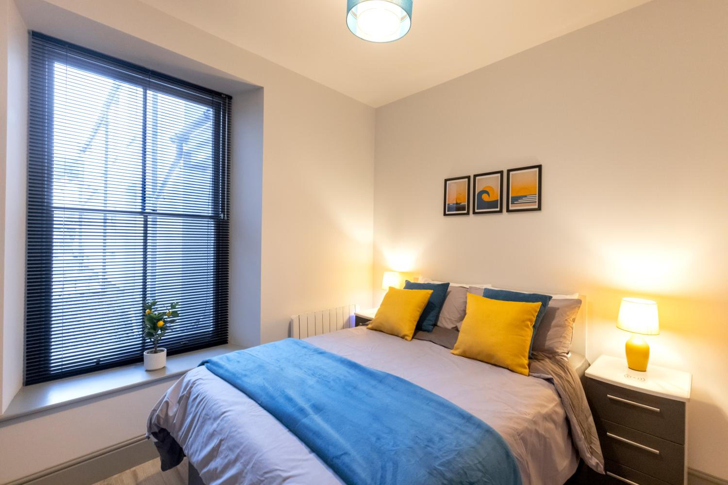 New central seafront apartment- stunning sea views