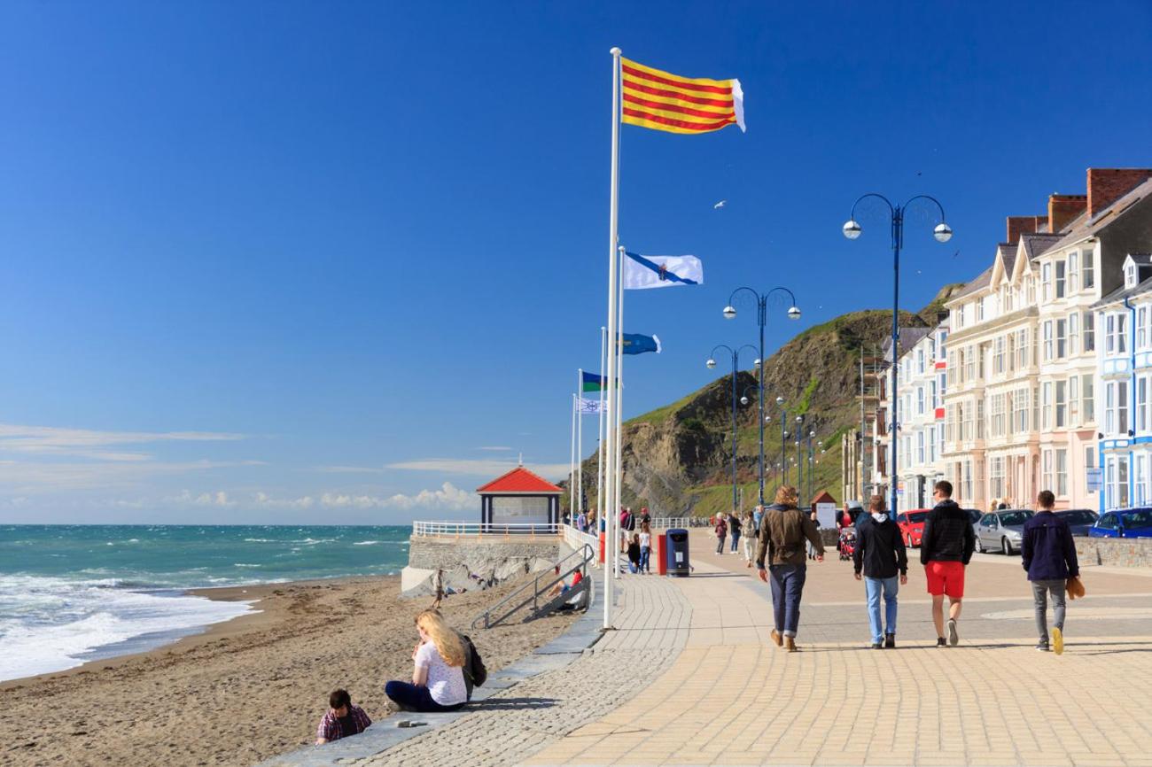 New central seafront apartment- stunning sea views