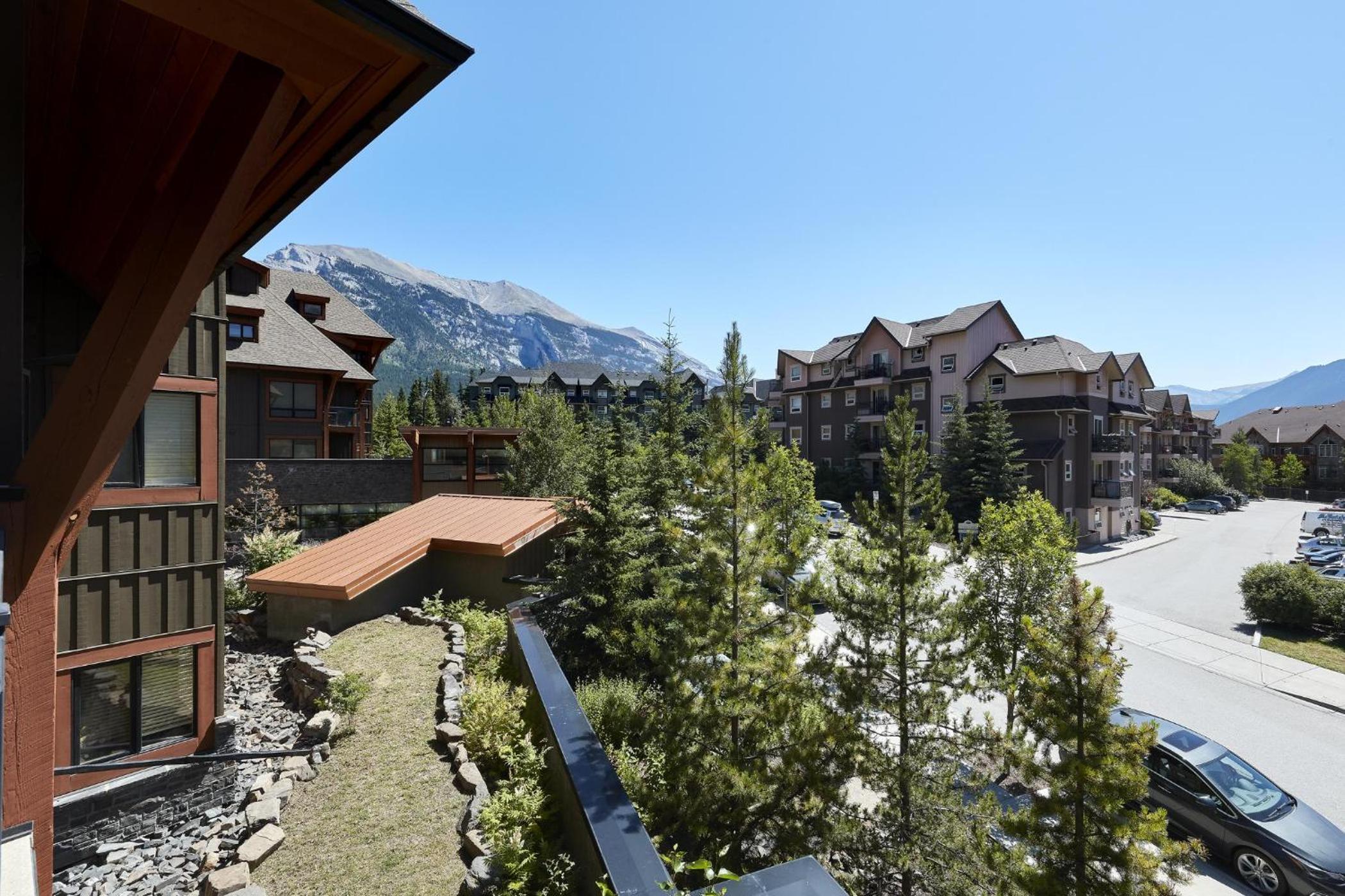 Sunset Ridge - Luxurious Corner Condo - Spectacular Mt Views with open Pool!