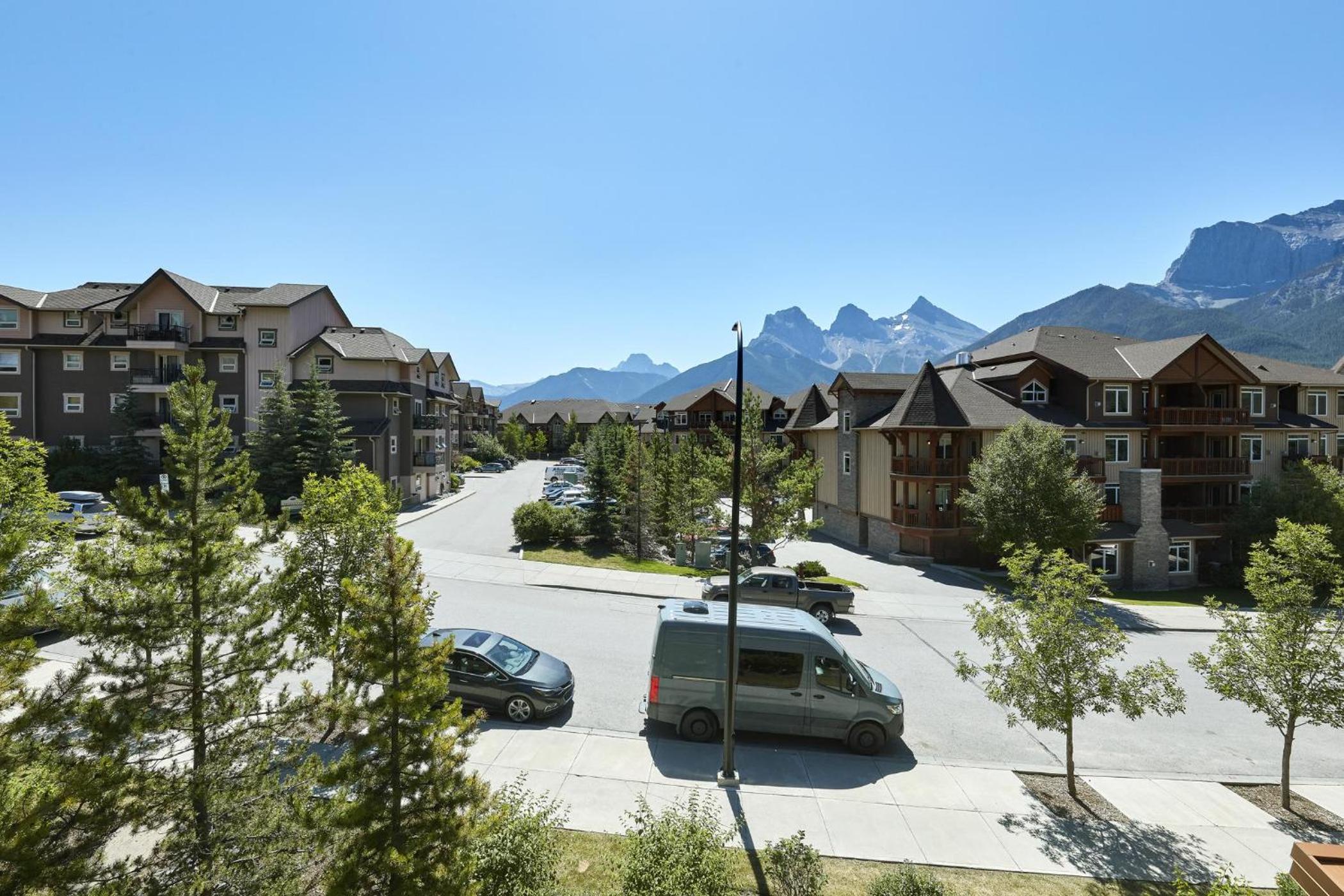 Sunset Ridge - Luxurious Corner Condo - Spectacular Mt Views with open Pool!