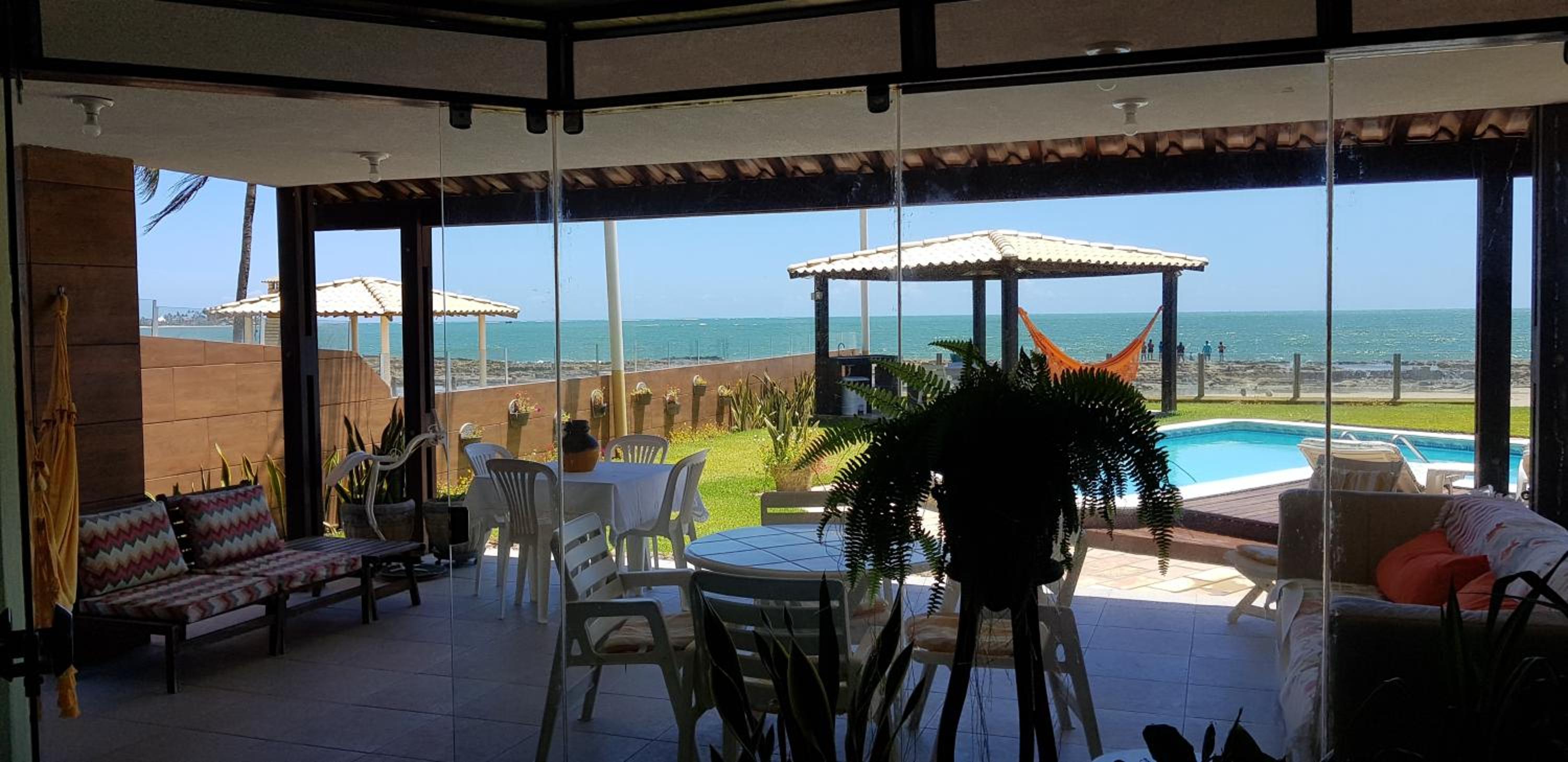Casa a beira mar com 4 suites e muito conforto