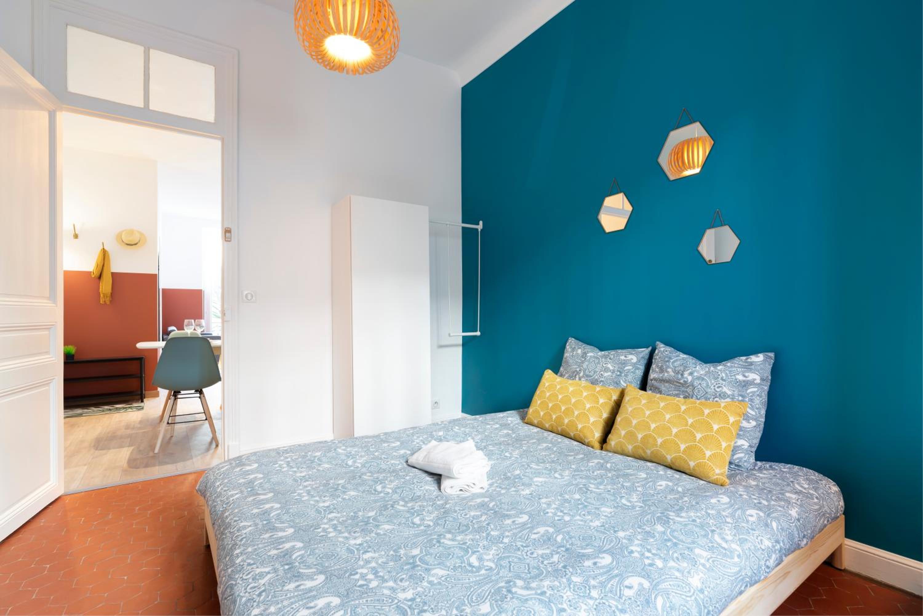 Cosy and Trendy 3 Bedrooms train tramway view 5