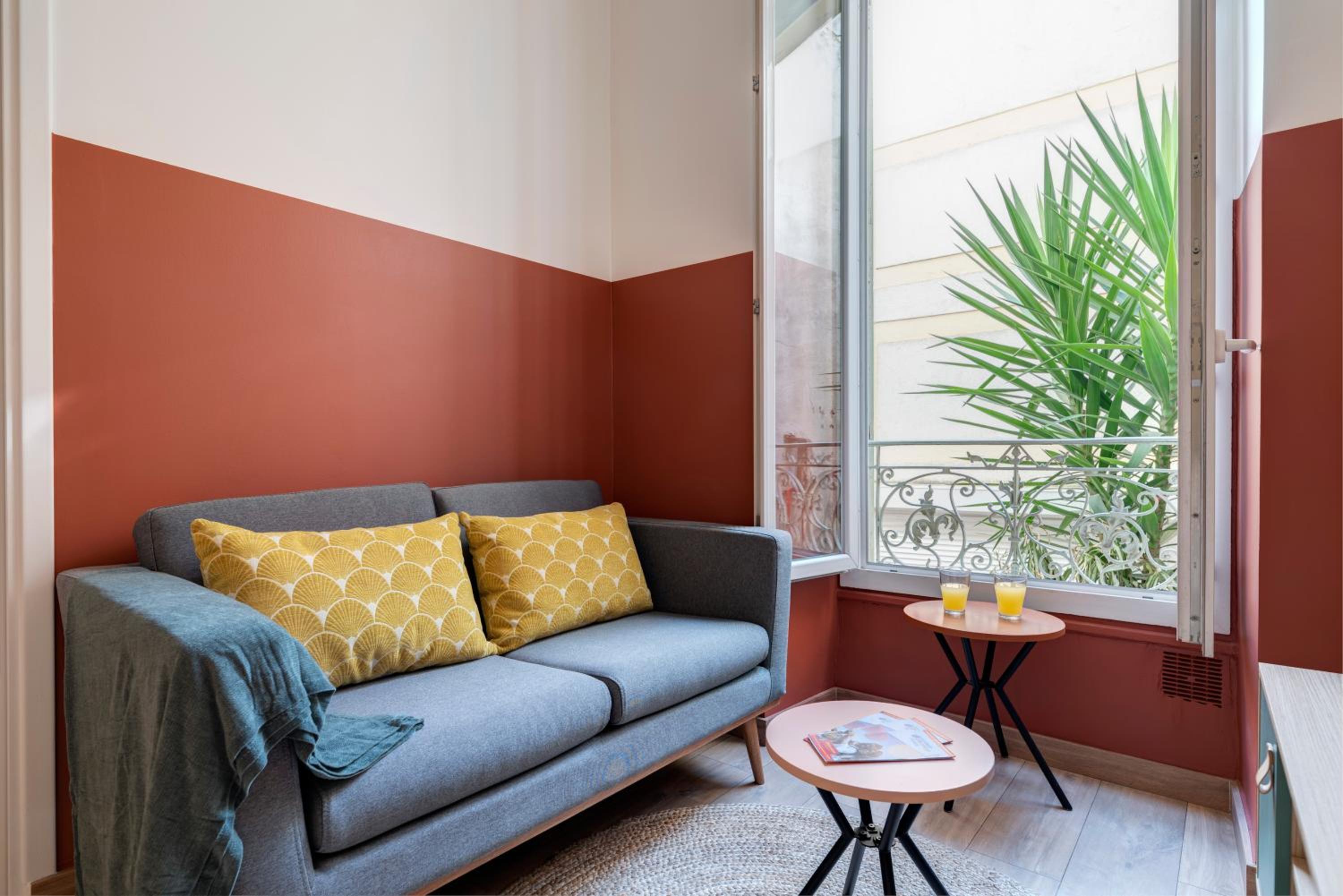 Cosy and Trendy 3 Bedrooms train tramway view 3