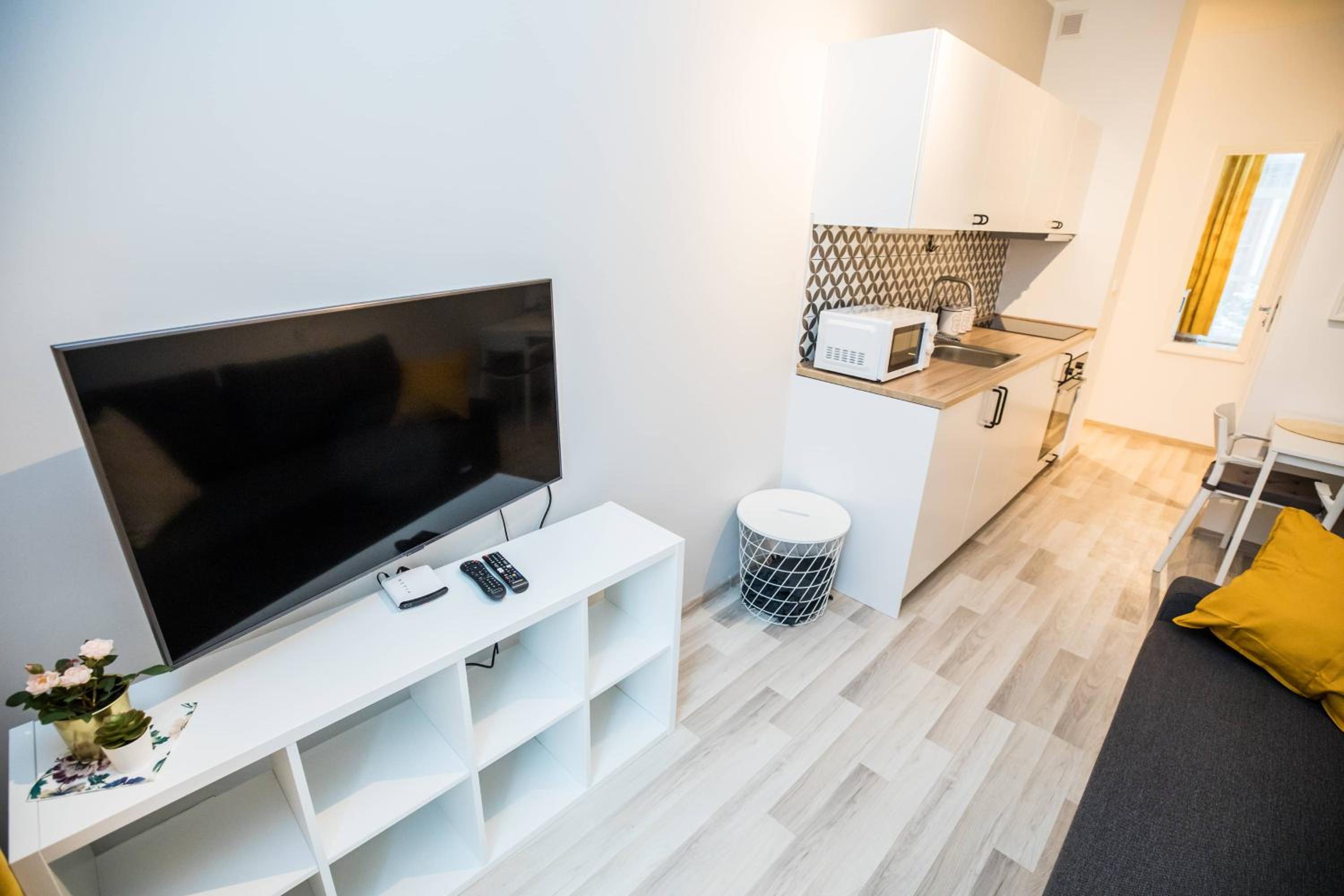 Hey Stay Apartment with private garden view 2