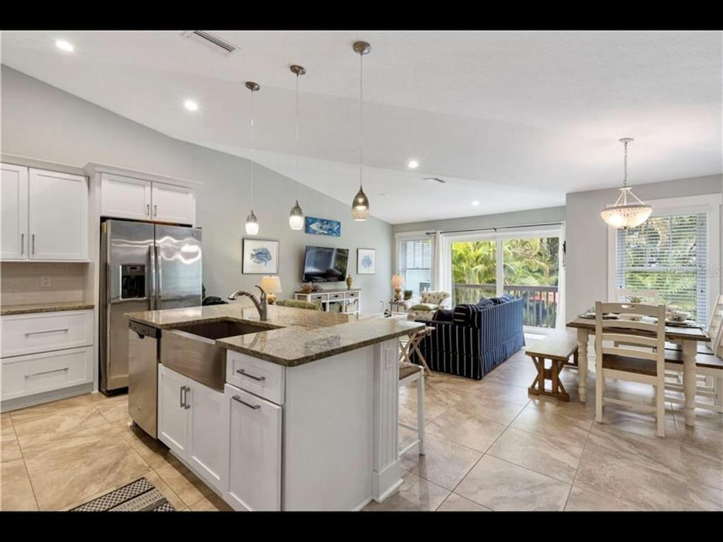 AMI/Holmes Beach - 3/2 Home - Private Heated Pool and Yard - walk to beach view 3