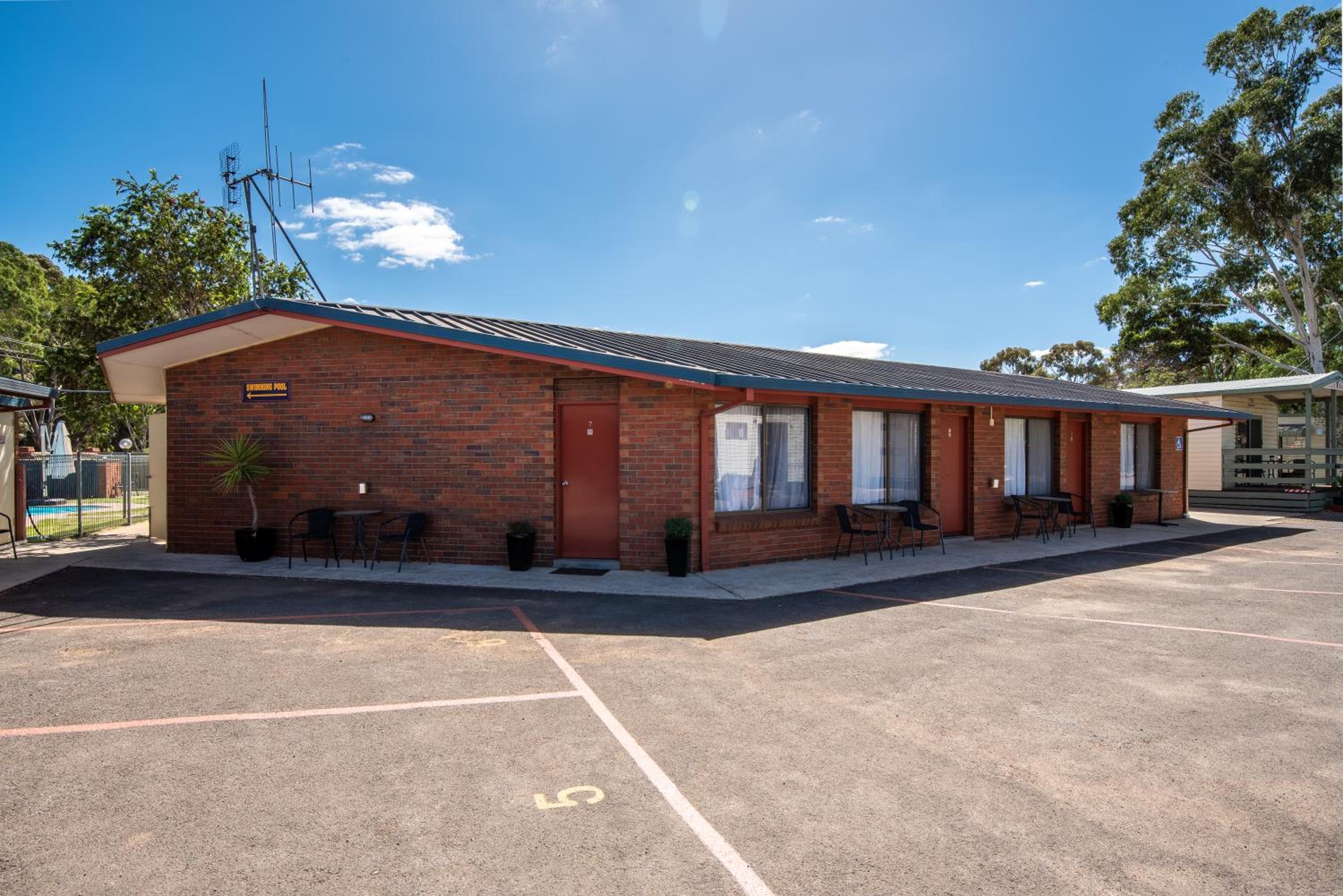 Golden Country Motel and Caravan Park