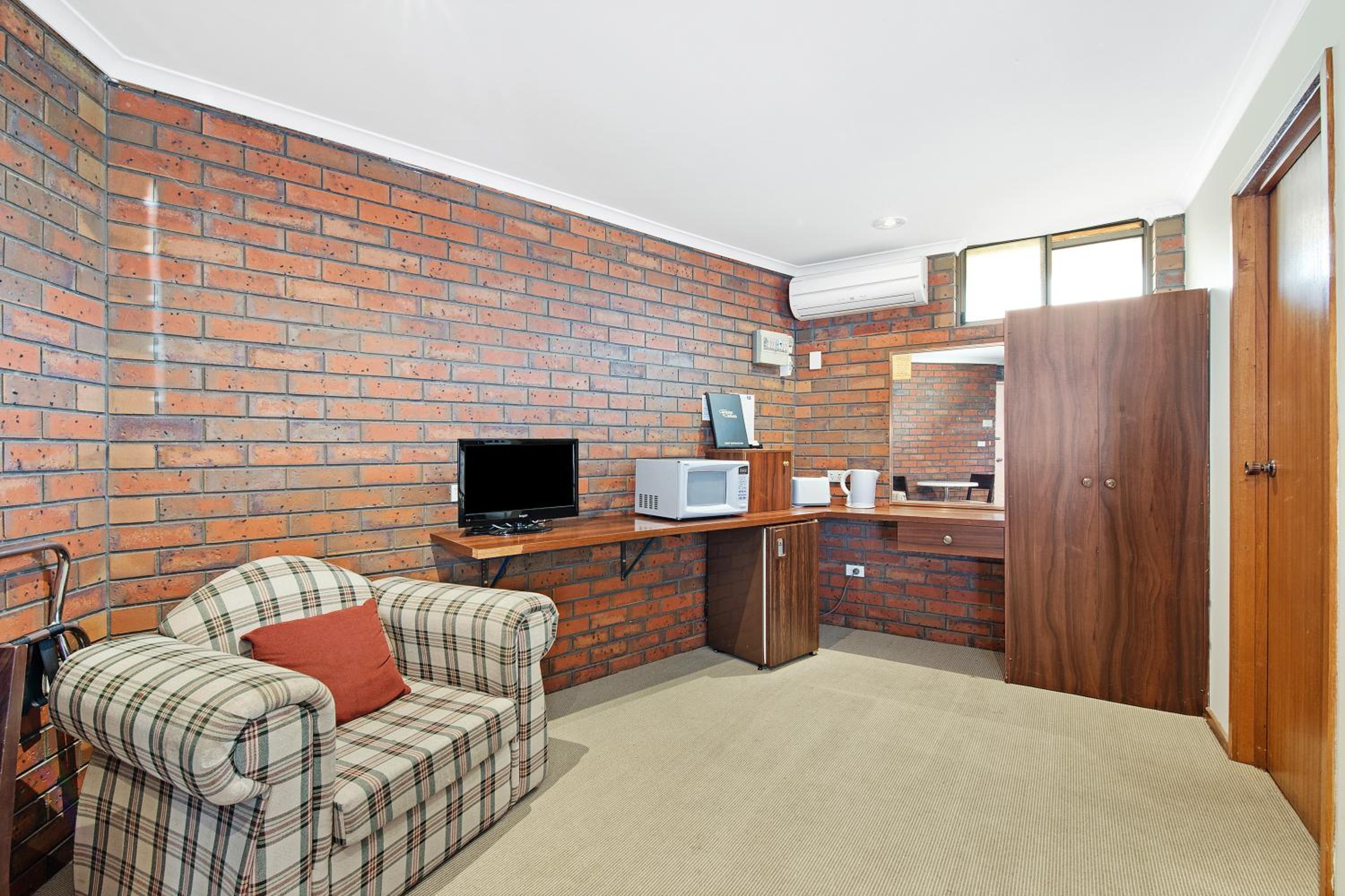 Golden Country Motel and Caravan Park