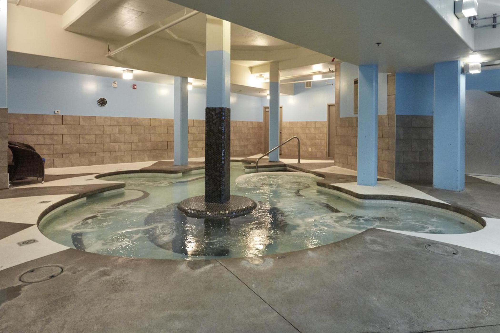 Star Suite -Luxurious condo with 3 fireplaces, and open Pool!