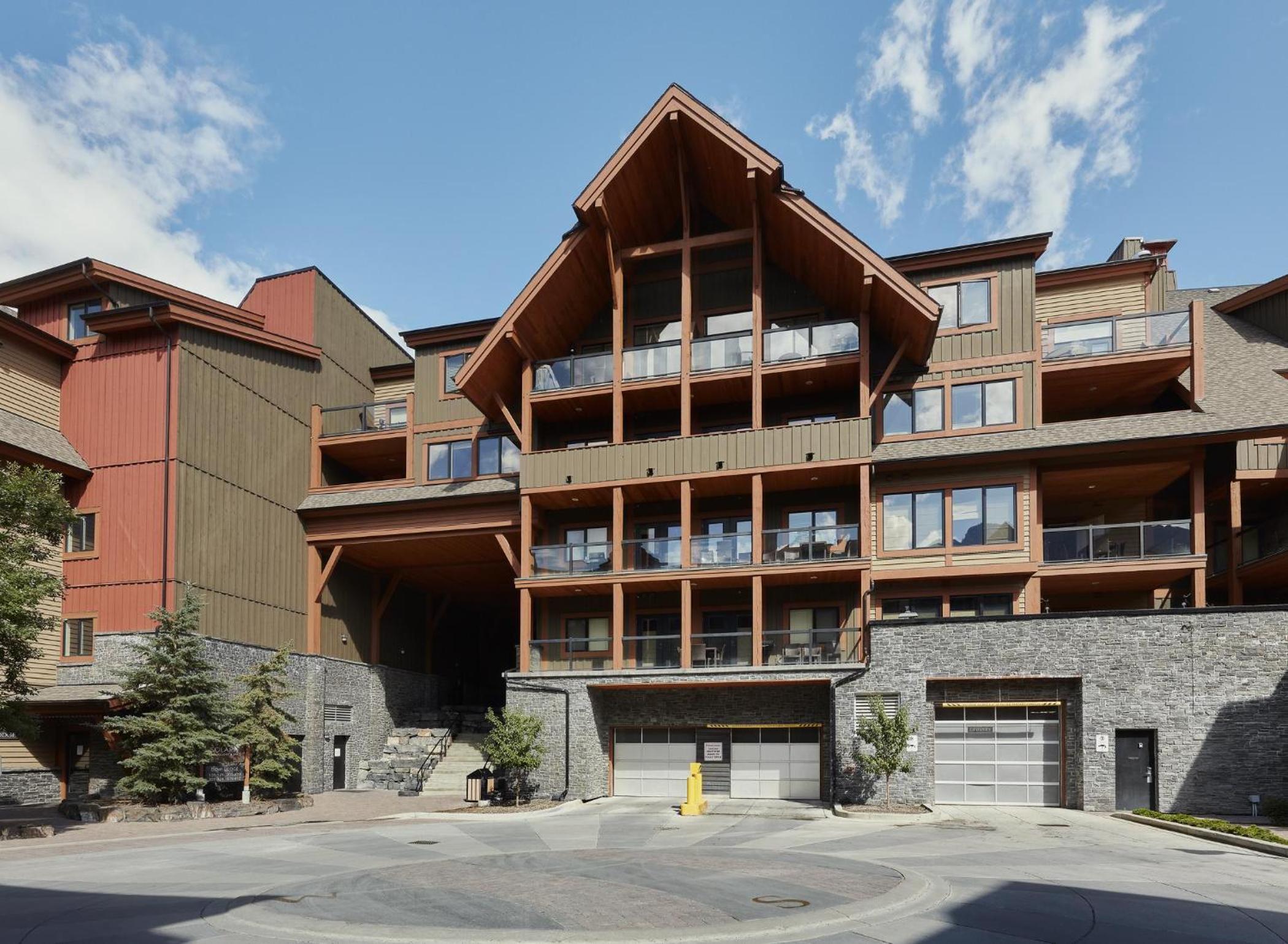 Star Suite -Luxurious condo with 3 fireplaces, and open Pool!