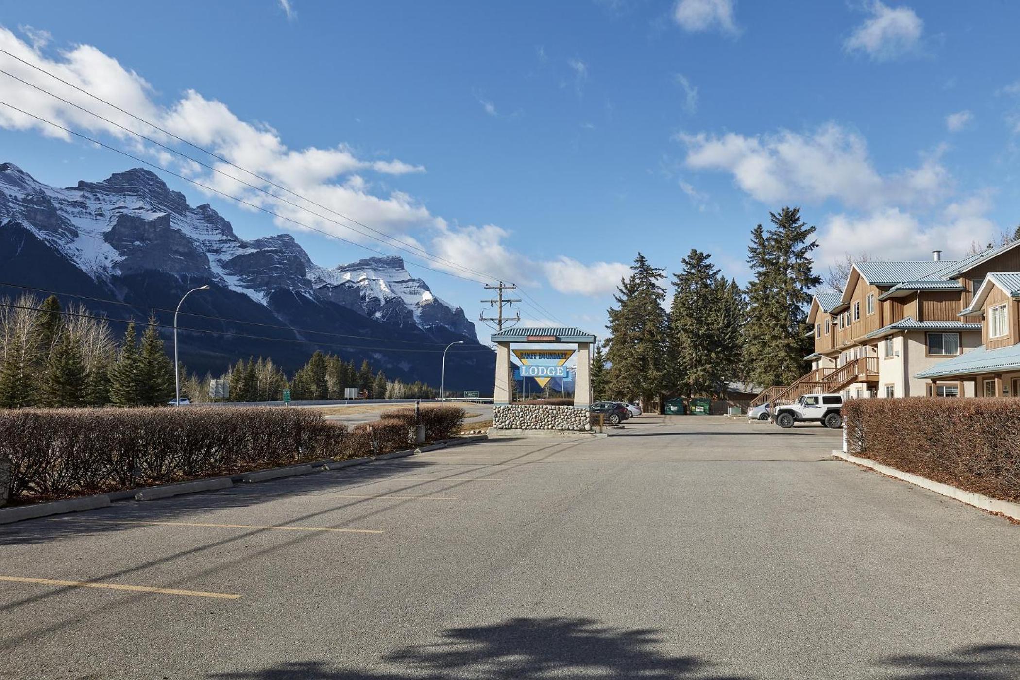 Mountain Gate - Pet Friendly 2BR w Mountain Views and open hot tub