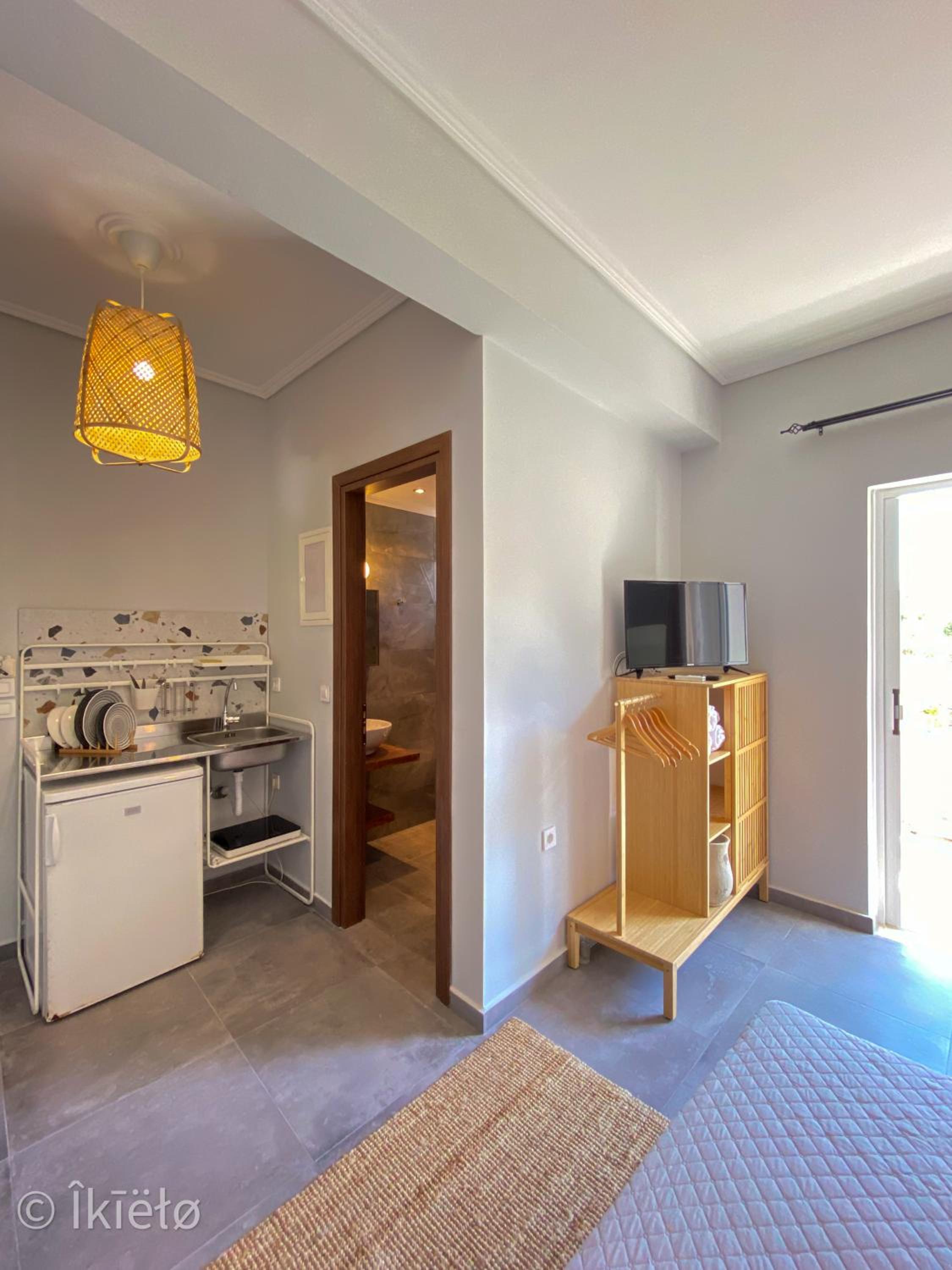 Theros Lux Apts. photo 5