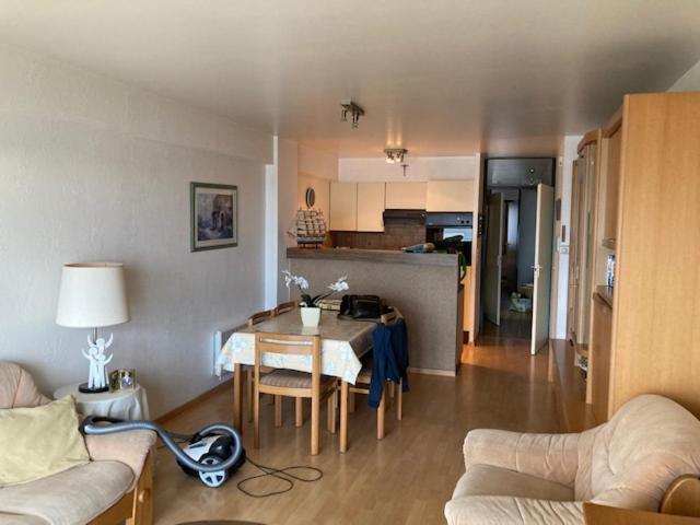 Seagull, Ruim en volledig vernieuwd appartement met zeezicht in Westende