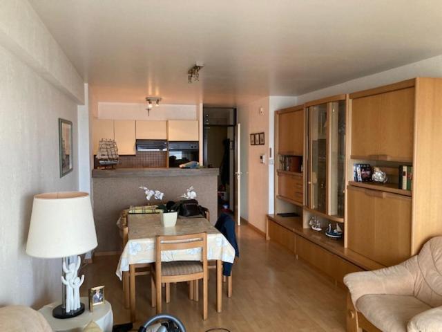 Seagull, Ruim en volledig vernieuwd appartement met zeezicht in Westende