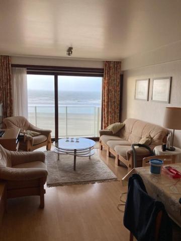 Seagull, Ruim en volledig vernieuwd appartement met zeezicht in Westende