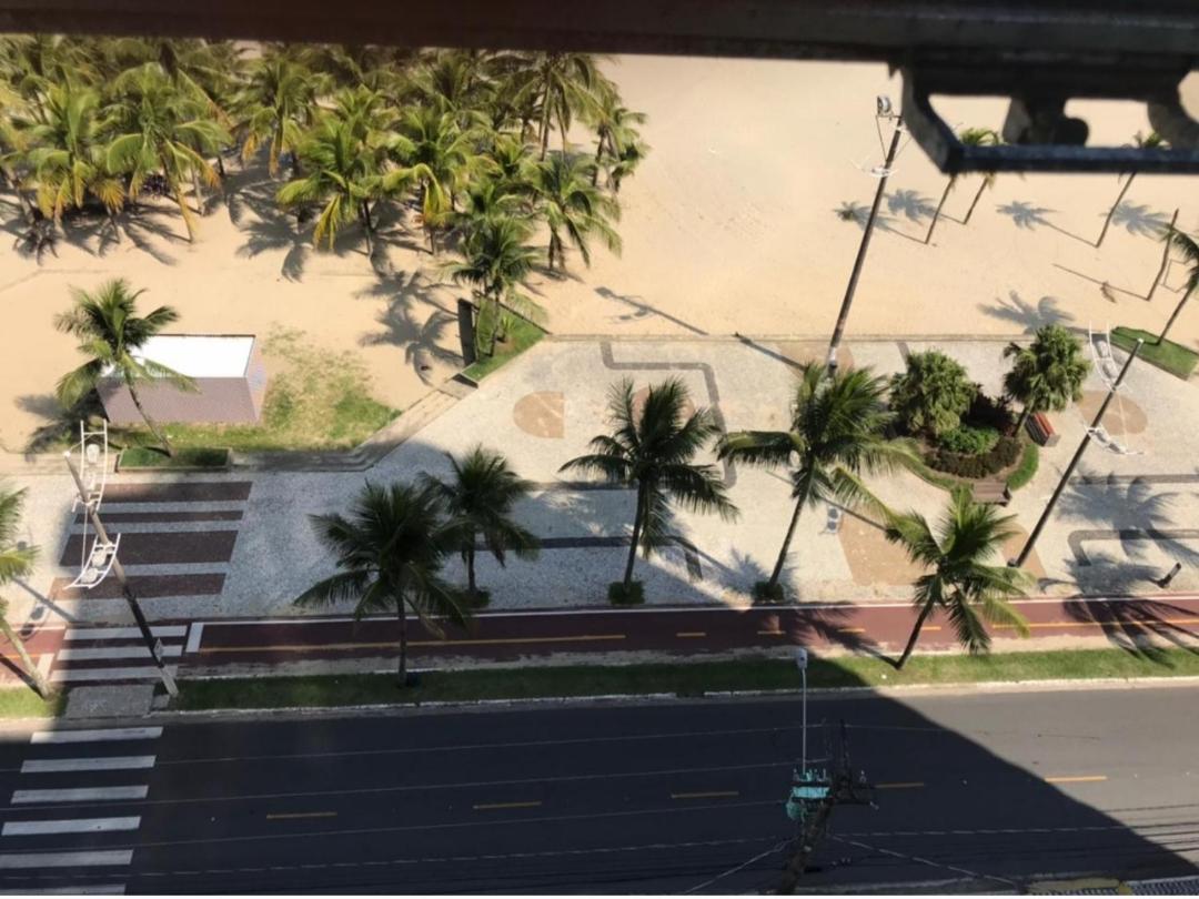 Apartamento com sacada frente ao mar view 4