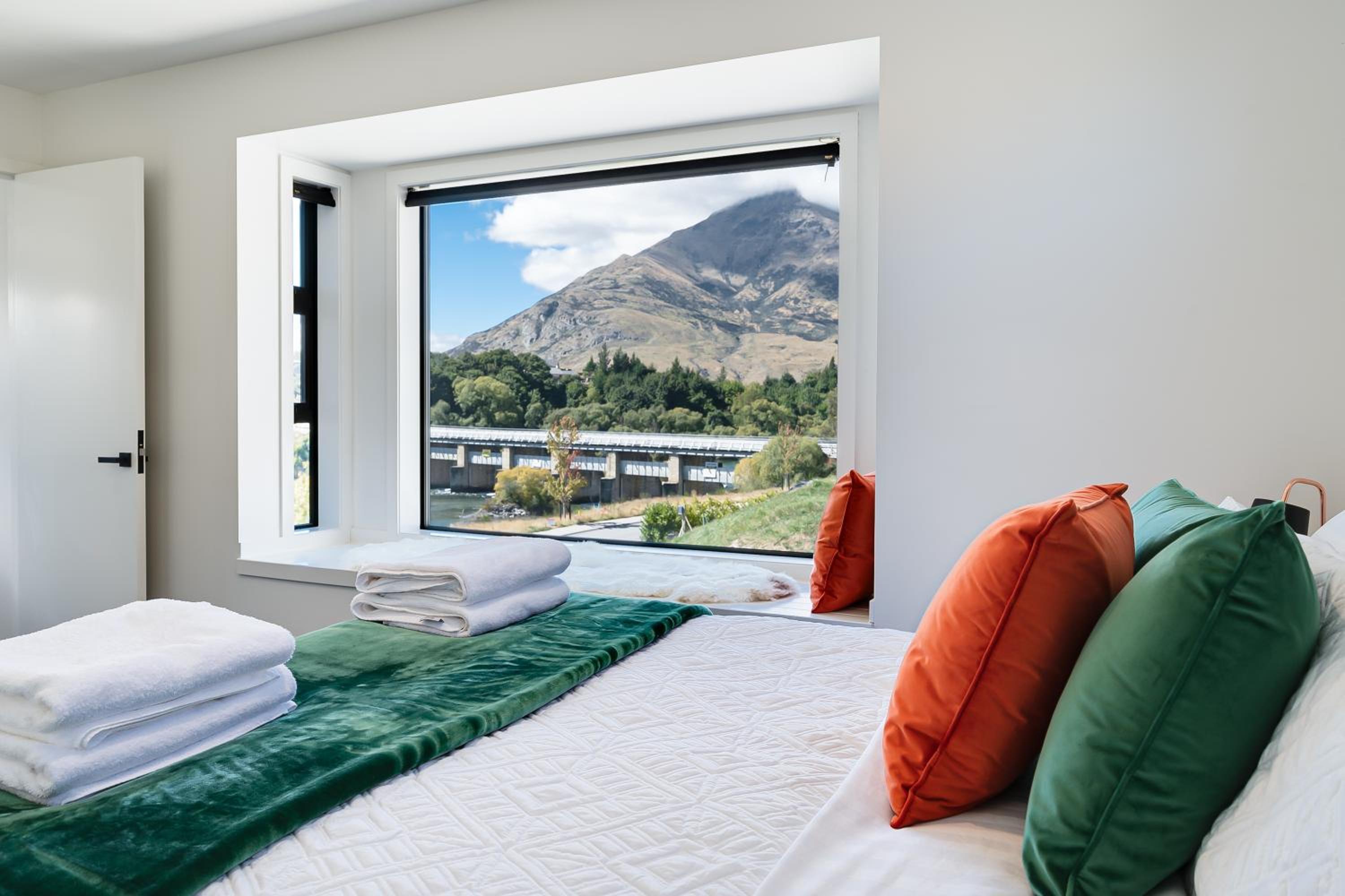 Homestead Retreat - 2 Bedroom - Lake View