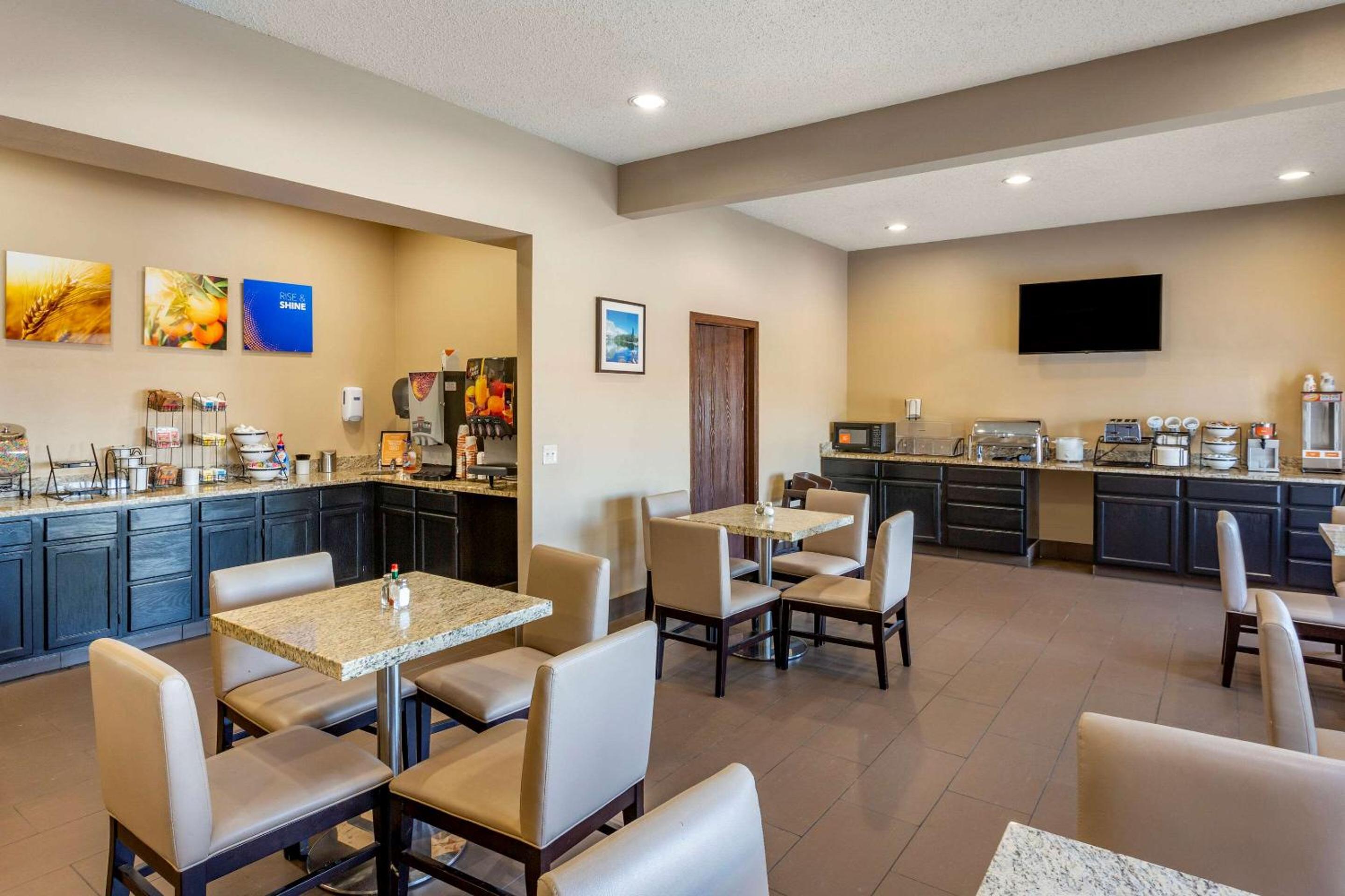 Evanston Vacations - Comfort Inn Evanston I-80 - Property Image 4