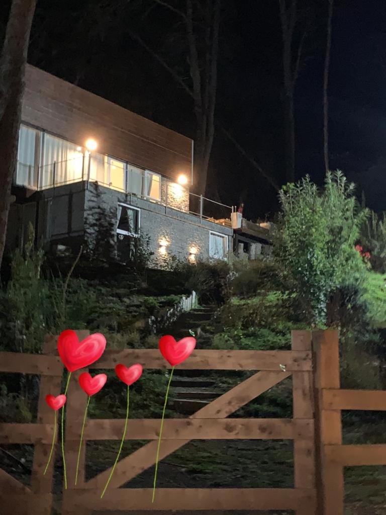Casa moderna en el bosque y montaña