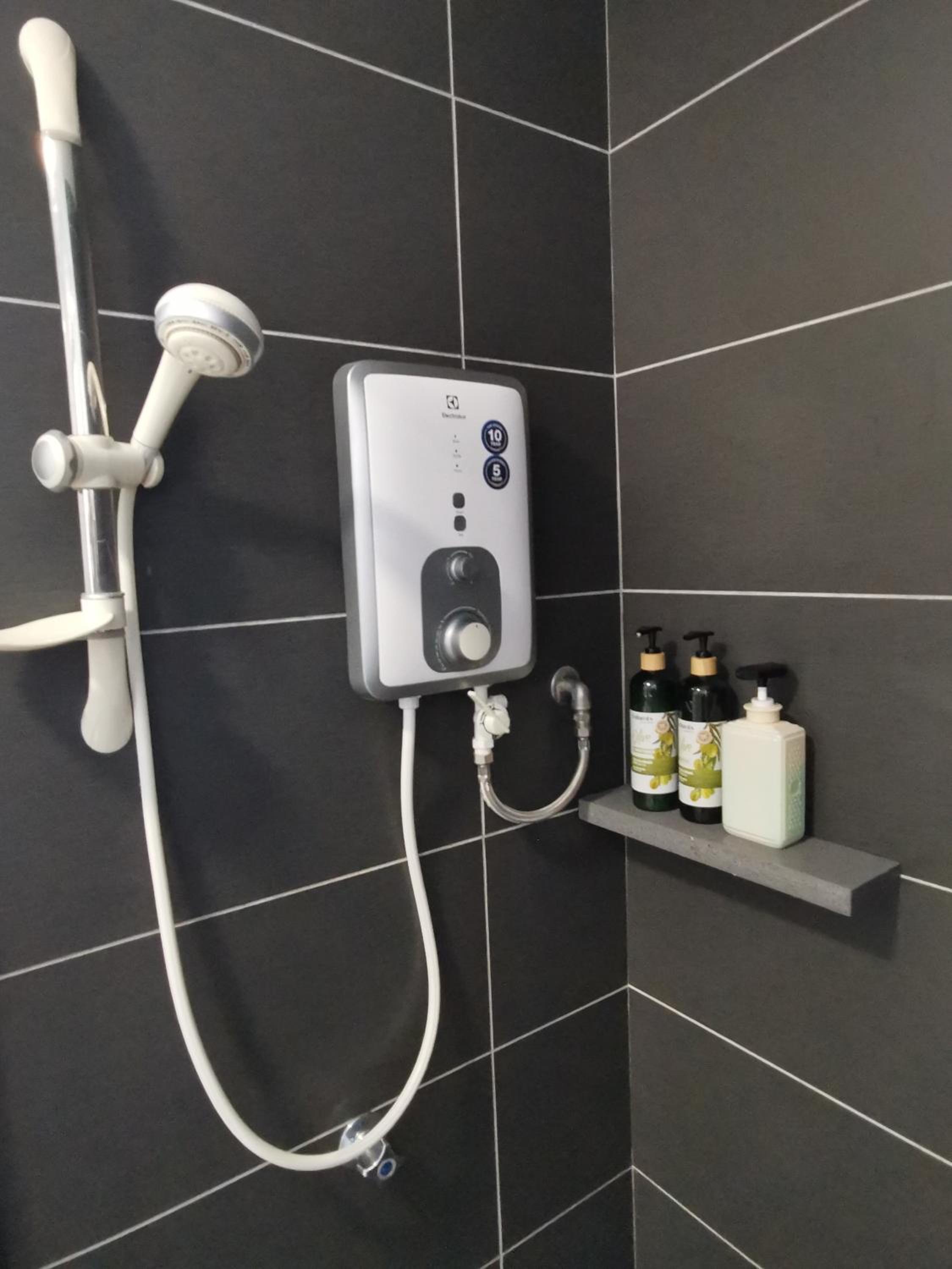 POOLVIEW Geniehome 3BR Free100mbps and Carpark at Utropolis Shah Alam photo 4