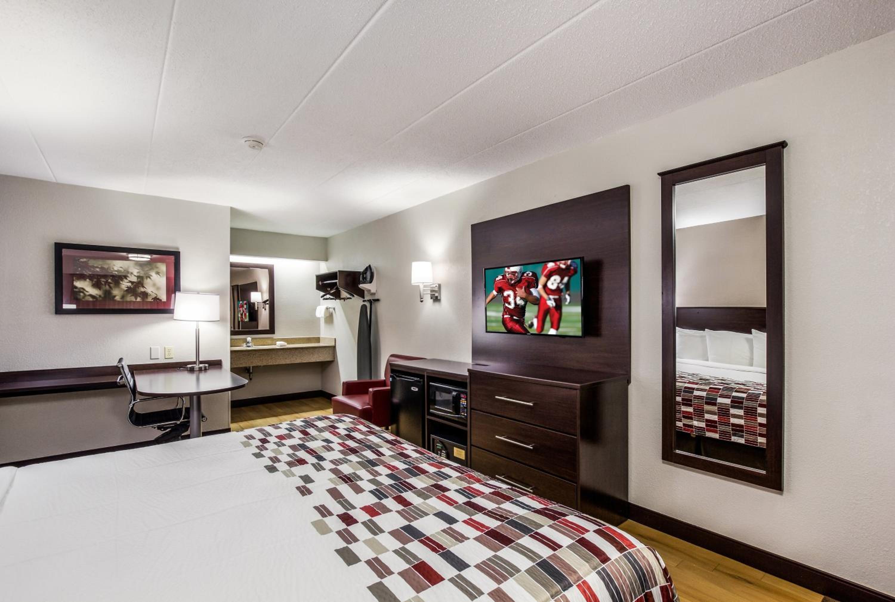 Lexington Vacations - Red Roof Inn Lexington - Property Image 11