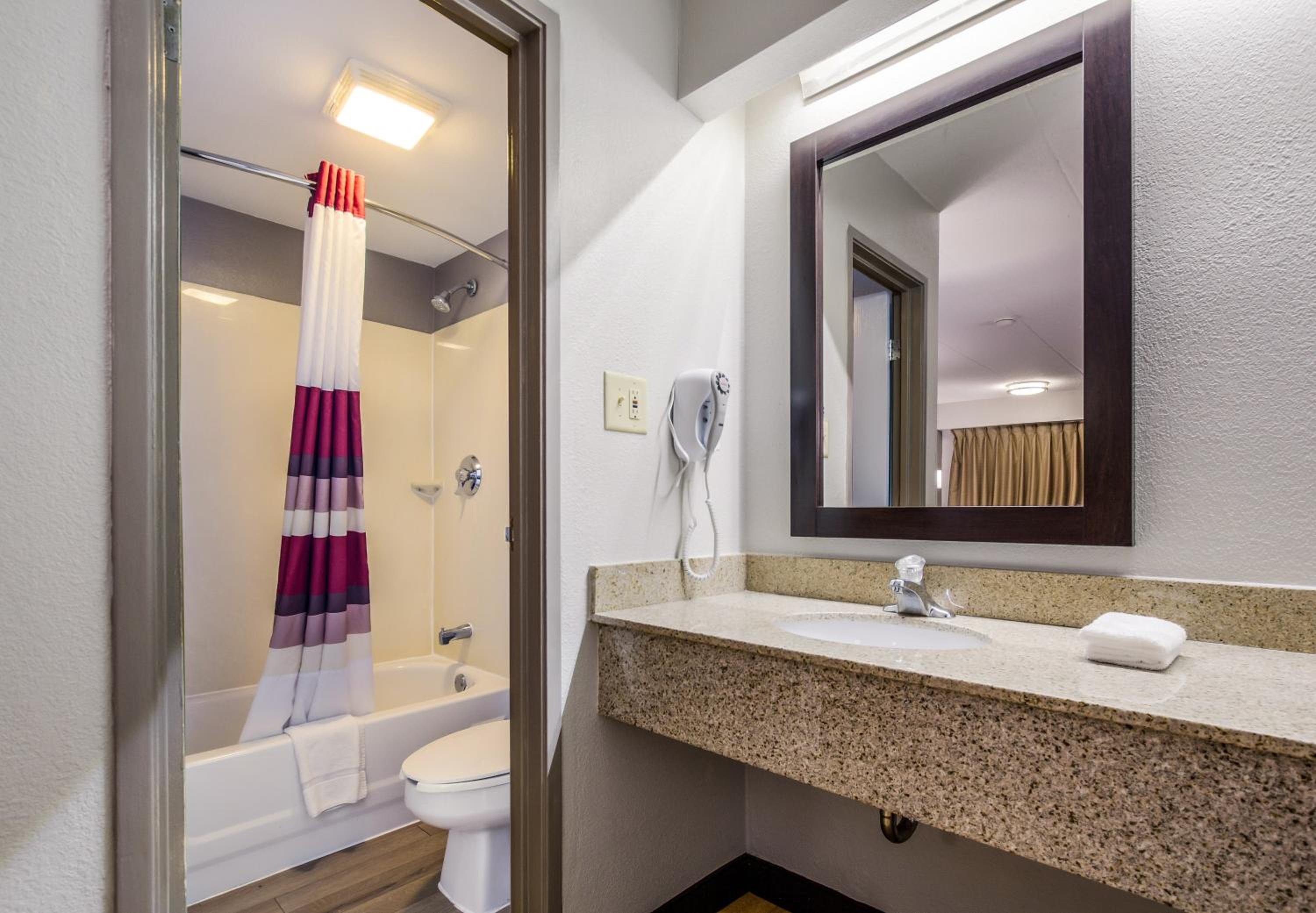 Lexington Vacations - Red Roof Inn Lexington - Property Image 24