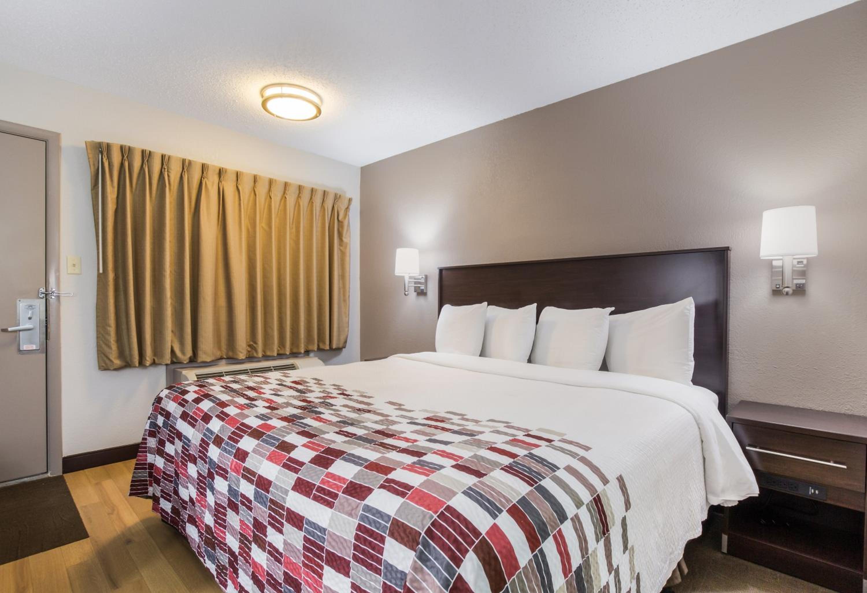 Lexington Vacations - Red Roof Inn Lexington - Property Image 6