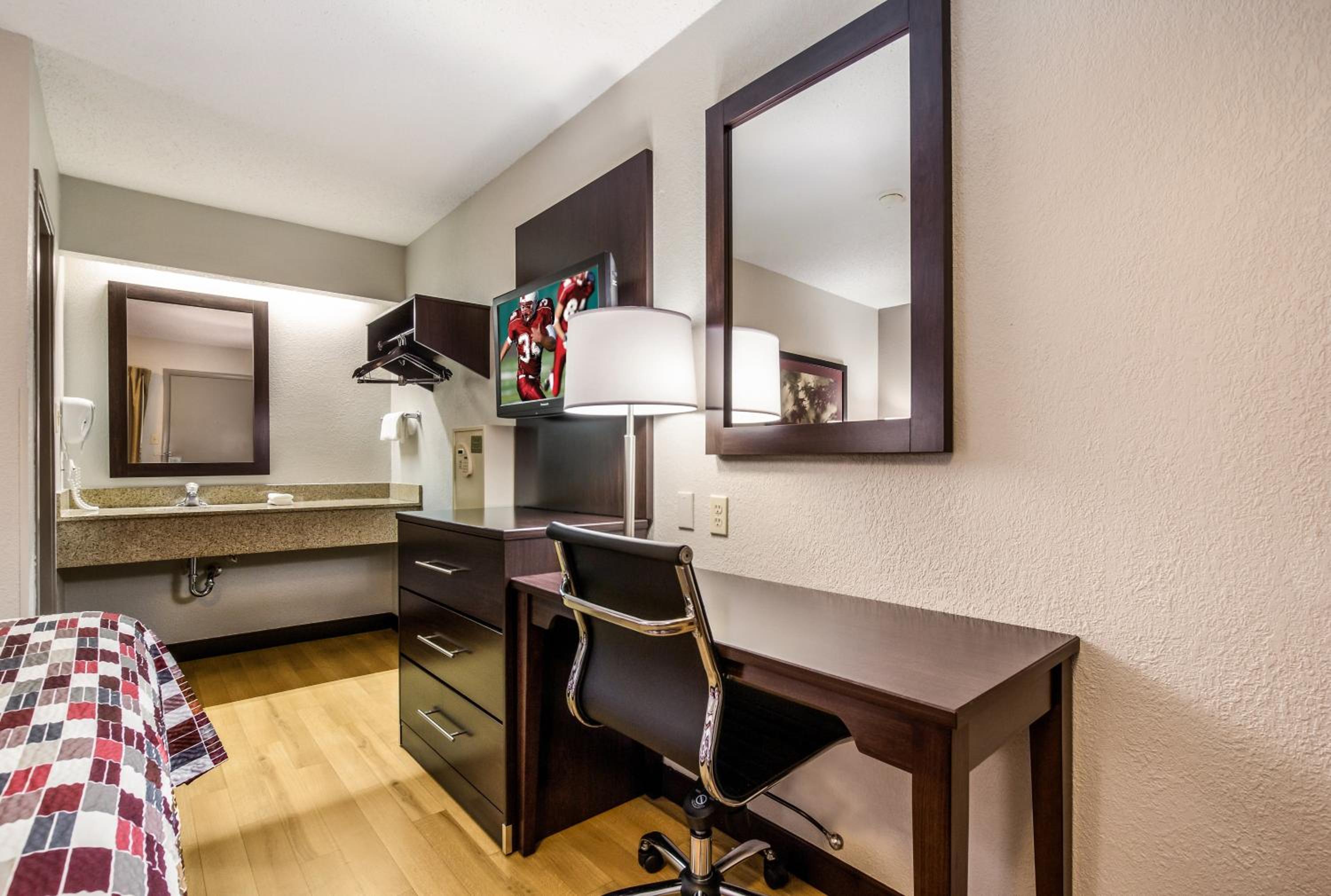 Lexington Vacations - Red Roof Inn Lexington - Property Image 5