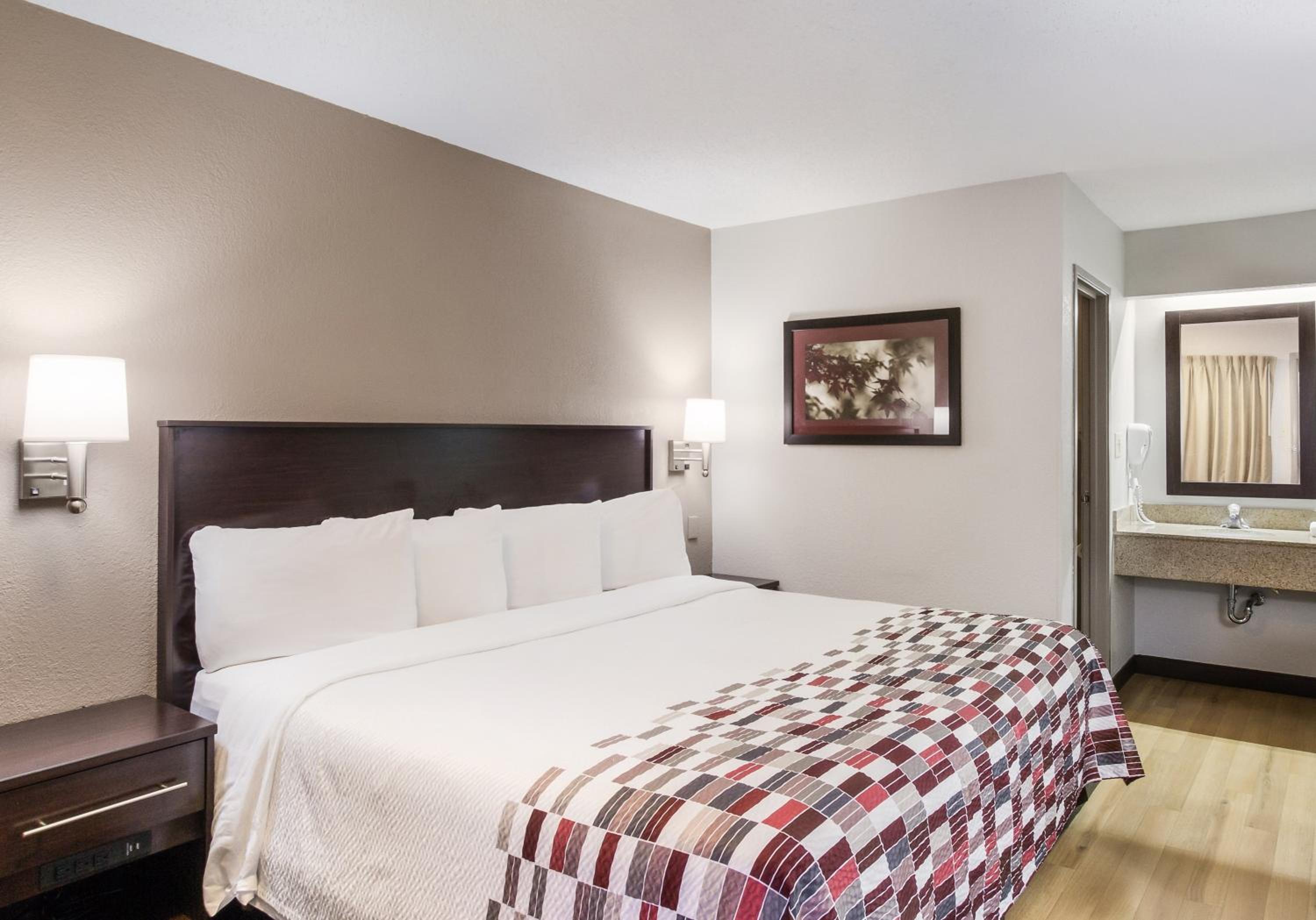 Lexington Vacations - Red Roof Inn Lexington - Property Image 7