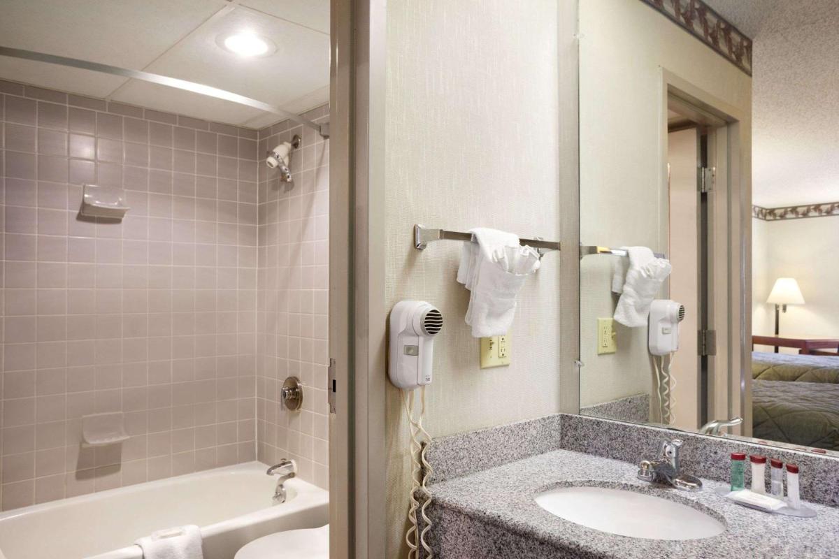 Ramada by Wyndham Batesville view 5