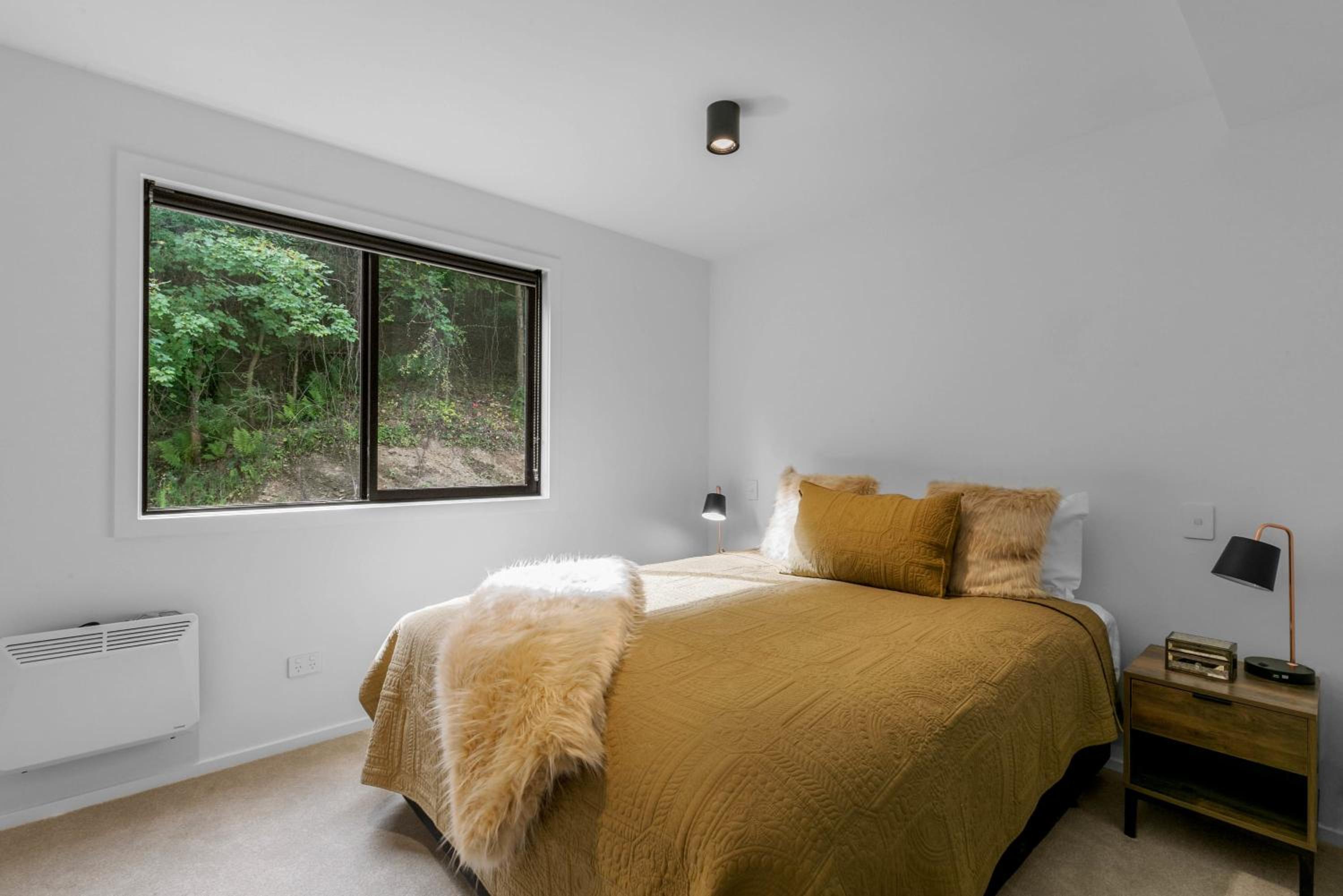 Central Queenstown Apt 13a - walk to town view 4