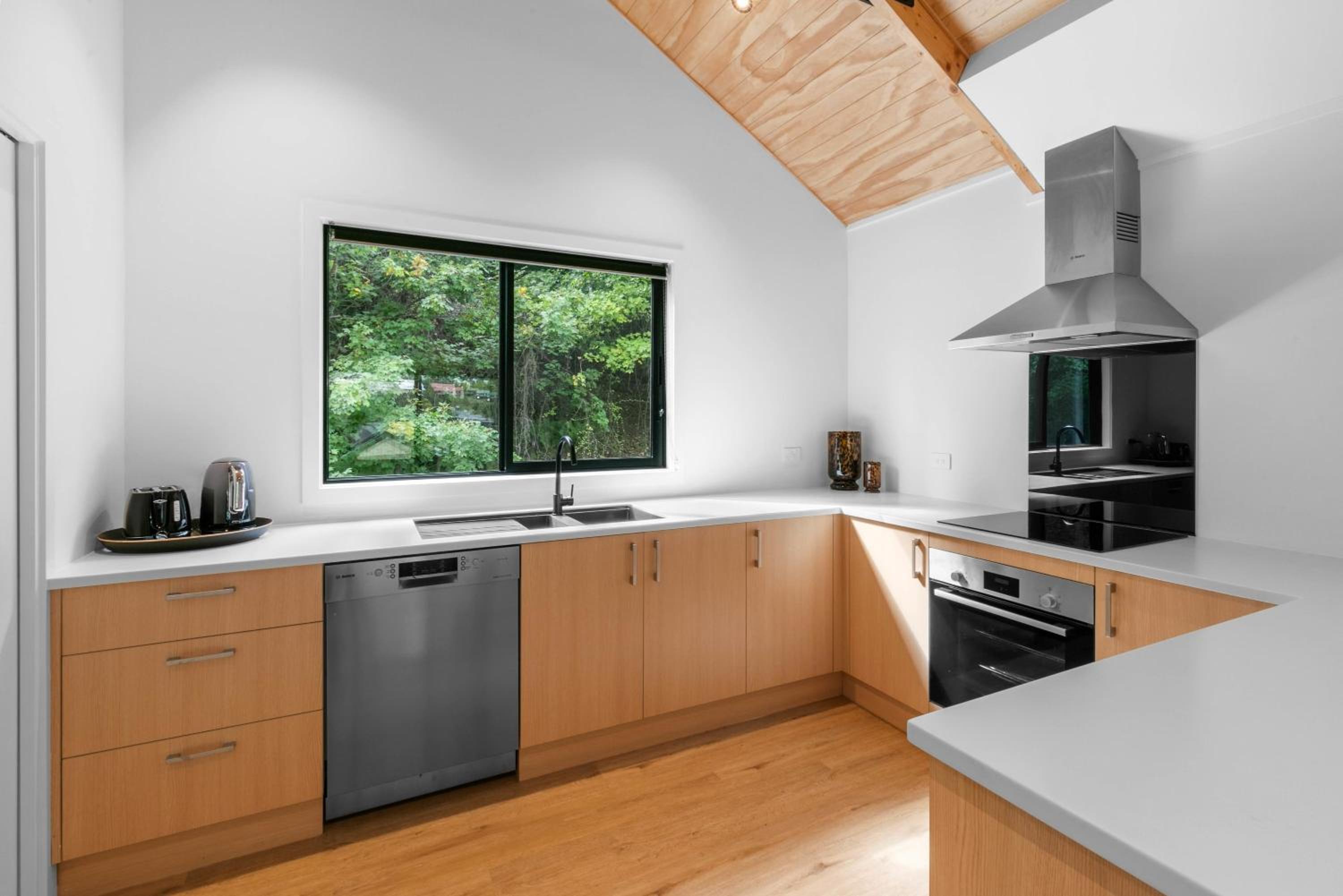 Central Queenstown Apt 13a - walk to town view 3