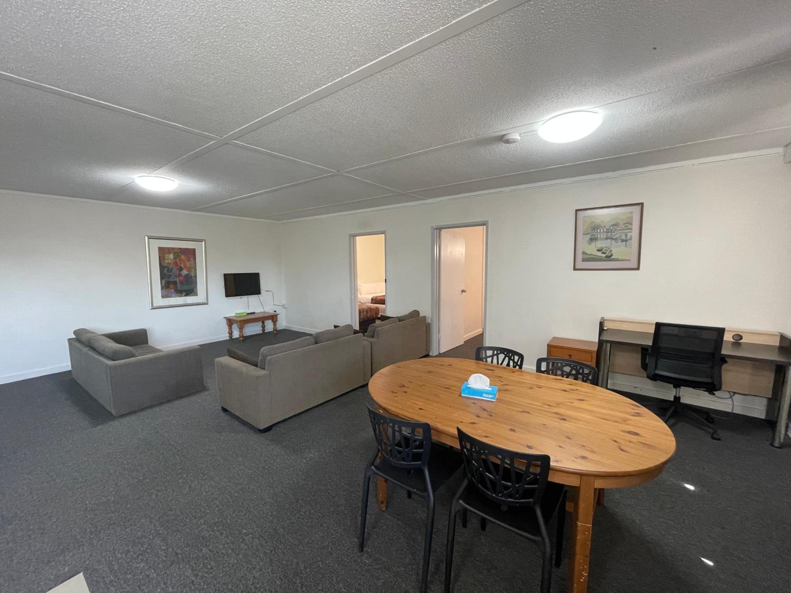 Parkside Inn Motel - Image 4