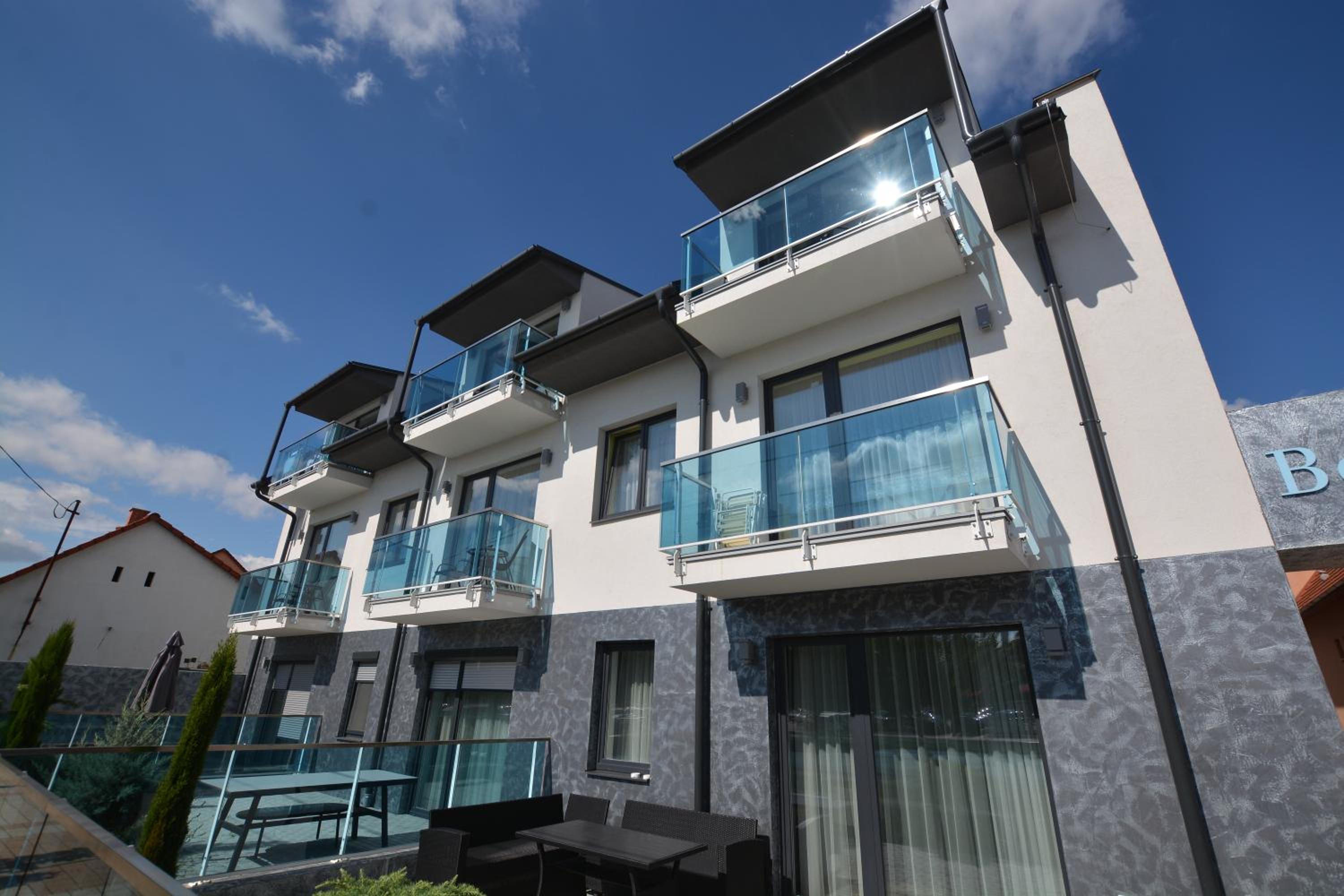 Bíbor Apartman view 5