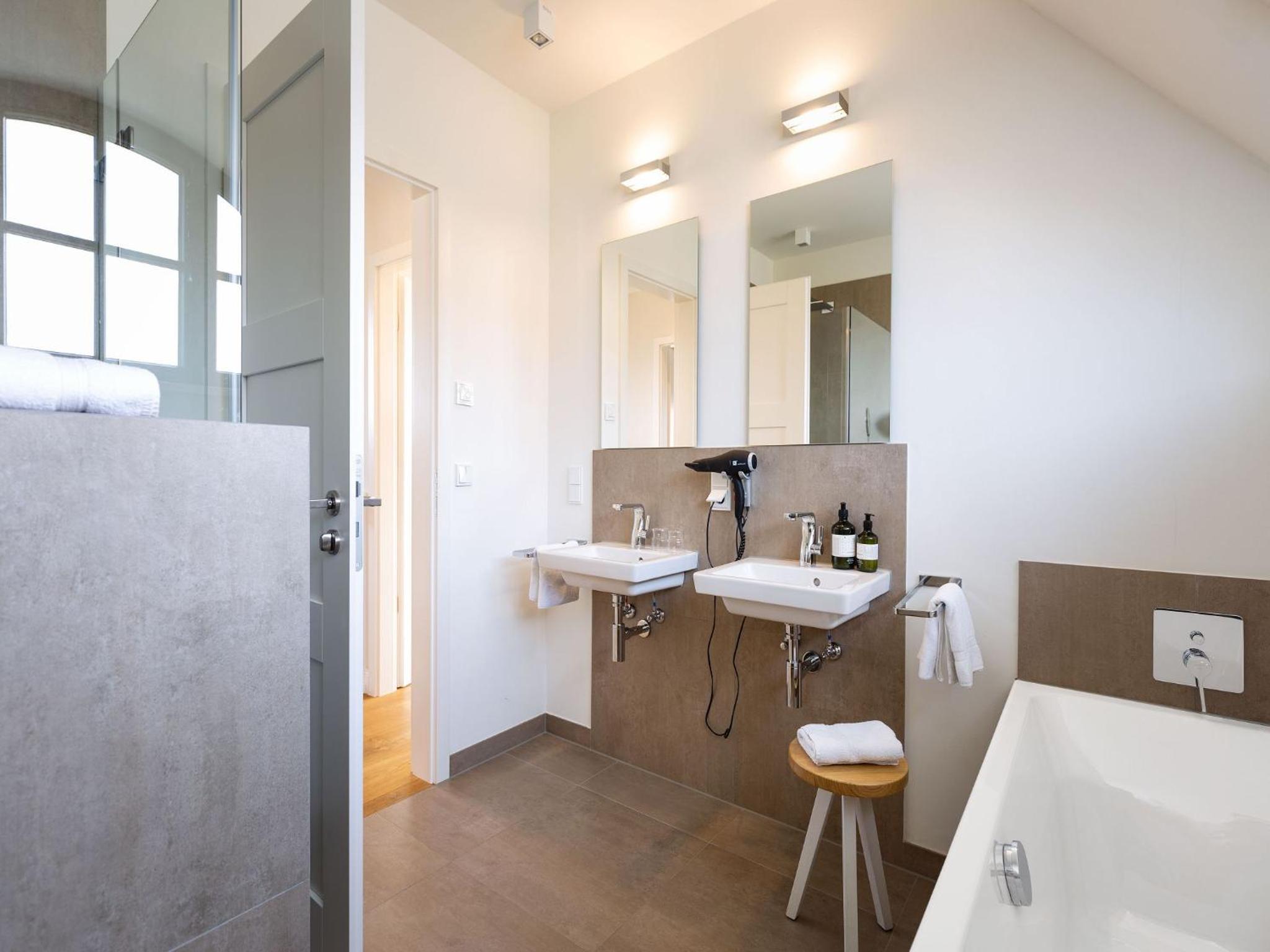 Reetland am Meer - Premium Reetdachvilla mit 2 Schlafzimmern, Sauna und Kamin E04