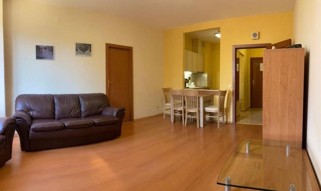 Flora Apartment 613