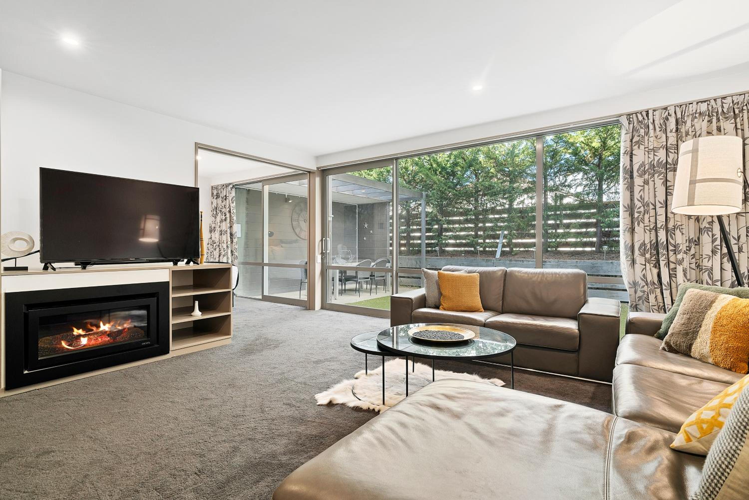 Central Location - Contemporary 2 Bedroom Aptm view 5