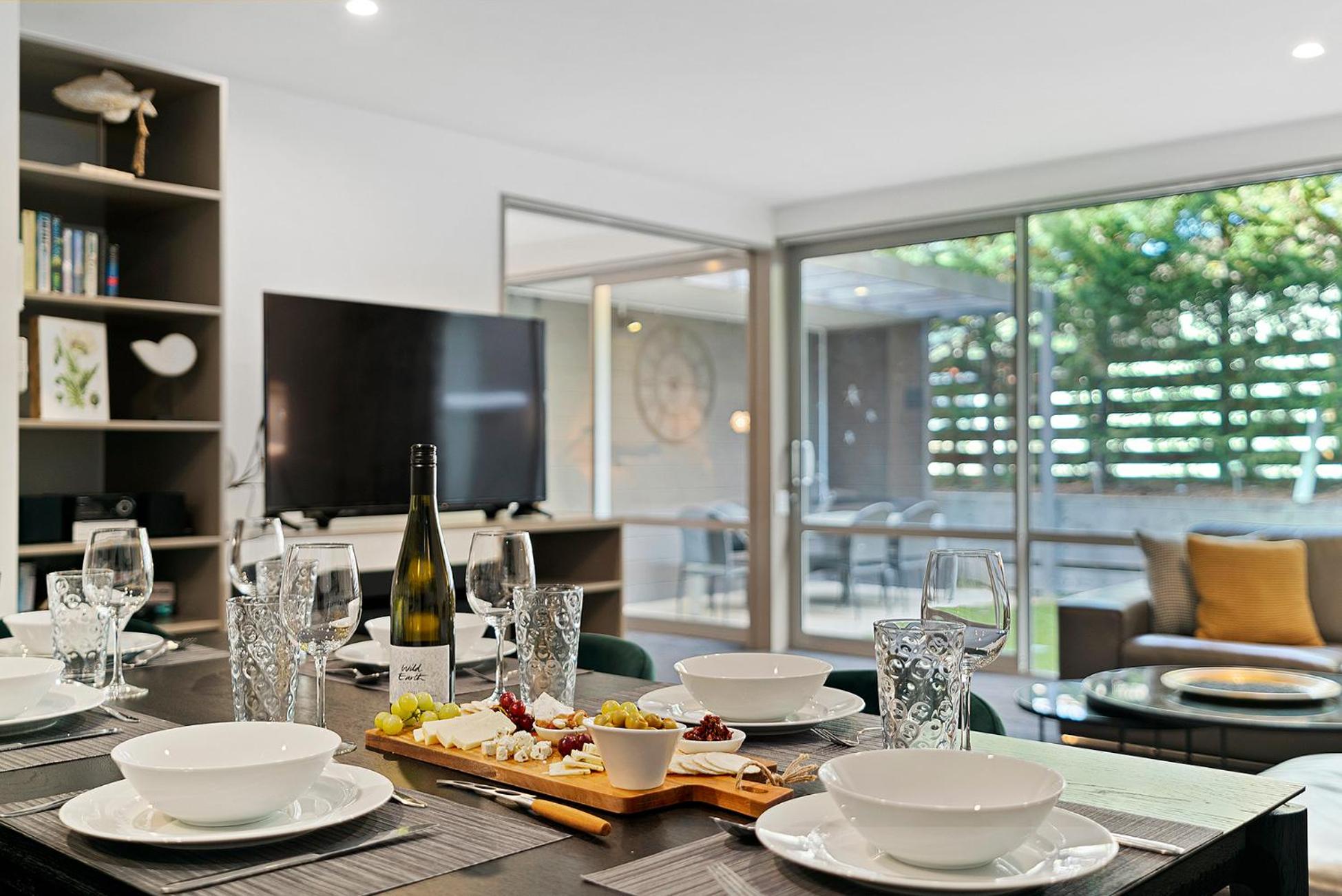 Central Location - Contemporary 2 Bedroom Aptm view 4