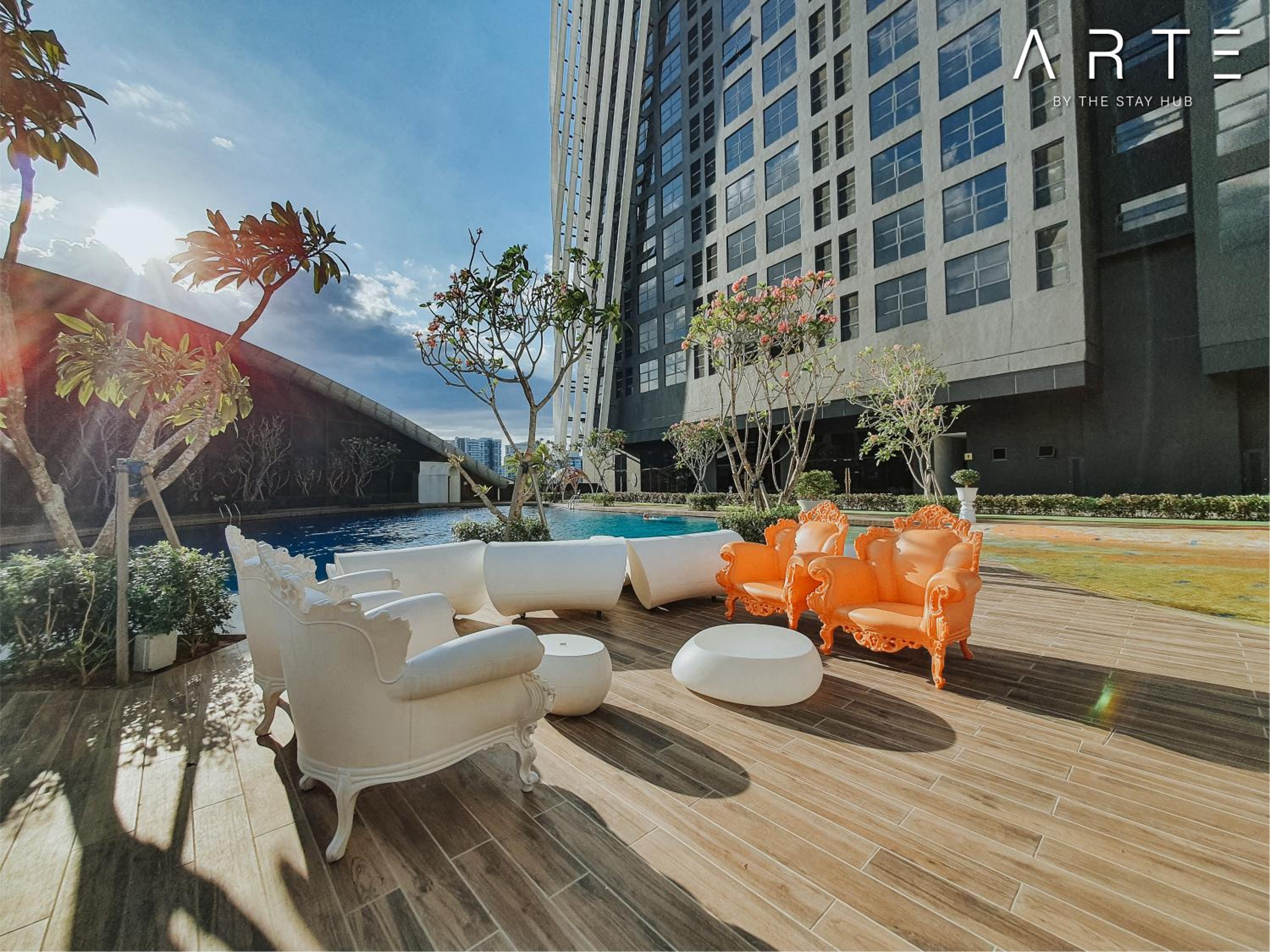 Arte Mont Kiara Luxury Suite with Heated Jacuzzi Pods - Free Parking - Next to MITEC- by The Stay Hub