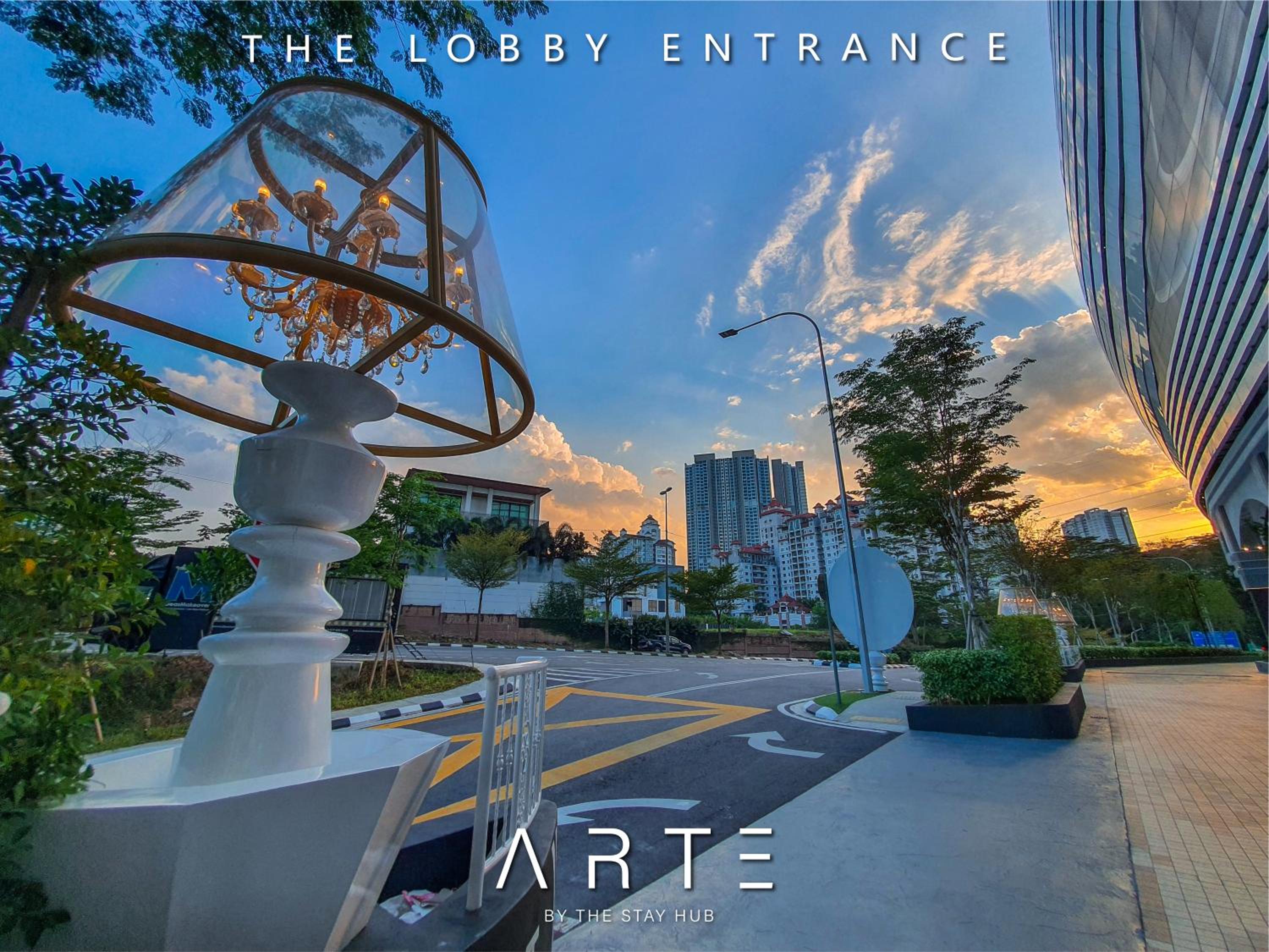 Arte Mont Kiara Luxury Suite with Heated Jacuzzi Pods - Free Parking - Next to MITEC- by The Stay Hub