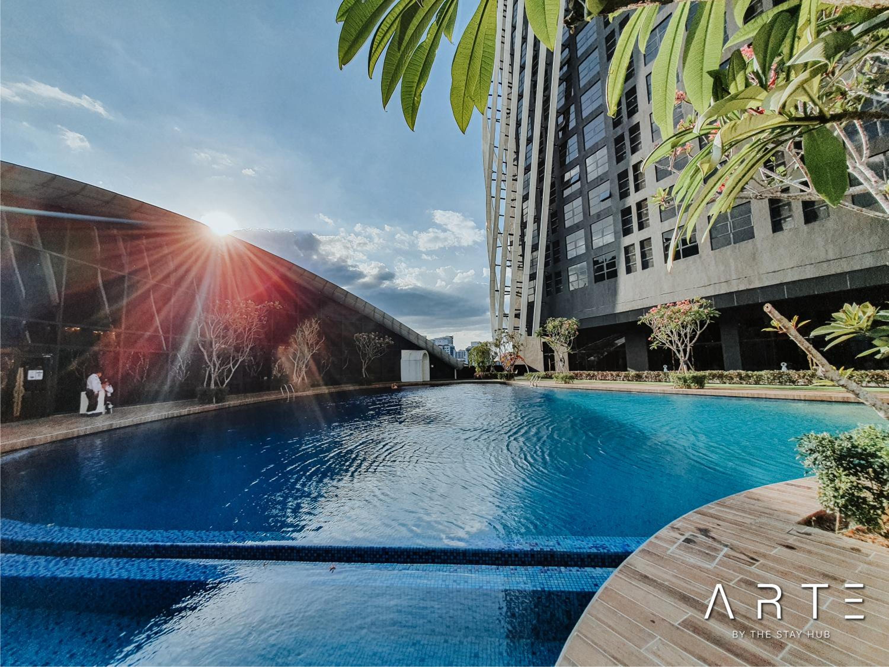 Arte Mont Kiara Luxury Suite with Heated Jacuzzi Pods - Free Parking - Next to MITEC- by The Stay Hub