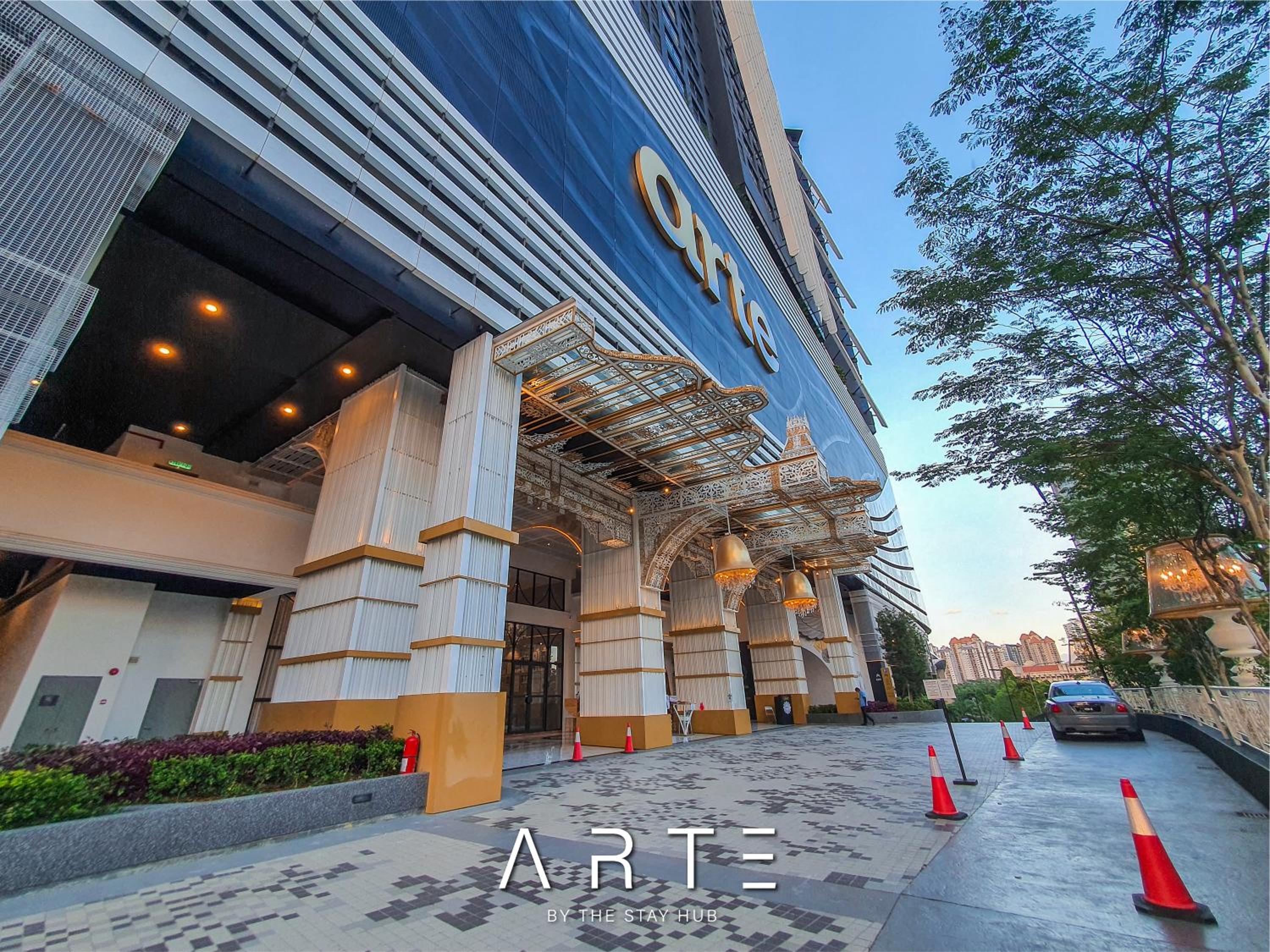 Arte Mont Kiara Luxury Suite with Heated Jacuzzi Pods - Free Parking - Next to MITEC- by The Stay Hub