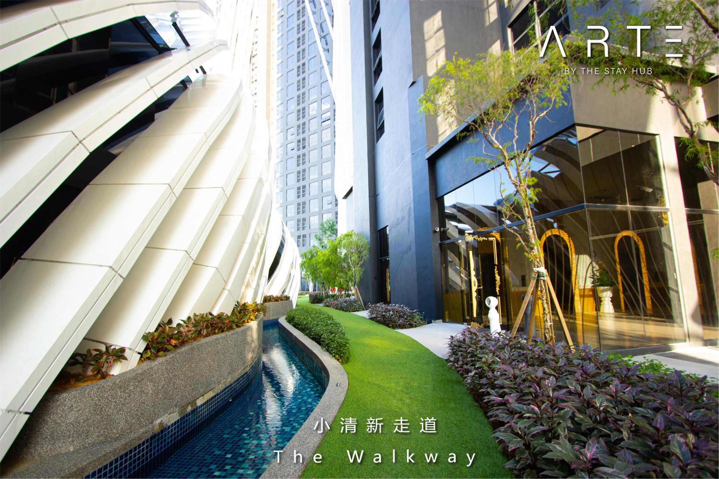Arte Mont Kiara Luxury Suite with Heated Jacuzzi Pods - Free Parking - Next to MITEC- by The Stay Hub
