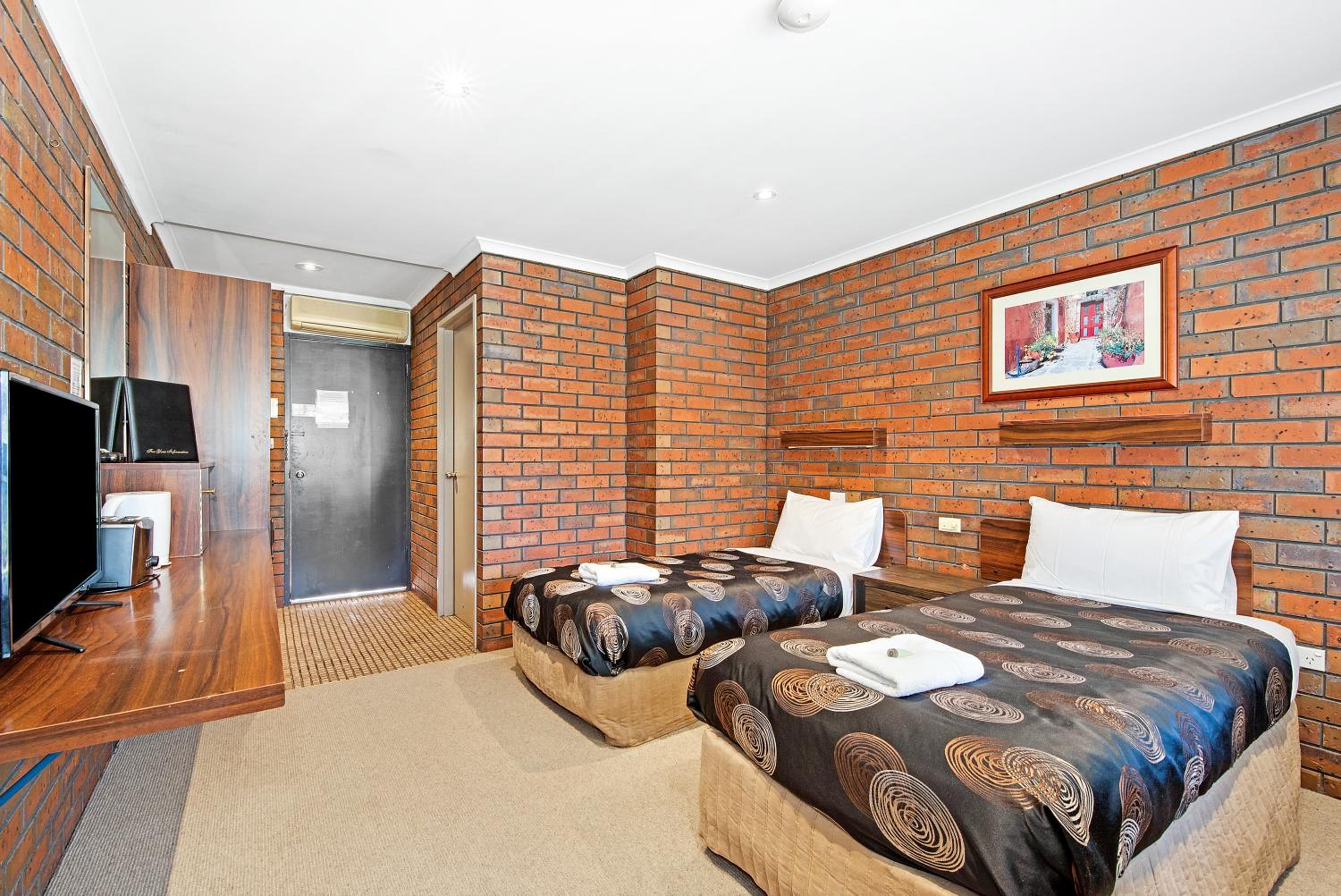 Golden Country Motel and Caravan Park