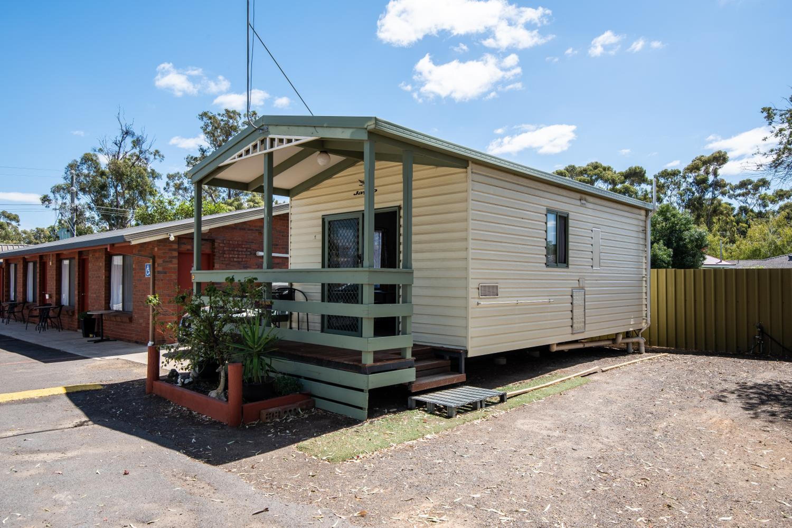 Golden Country Motel and Caravan Park