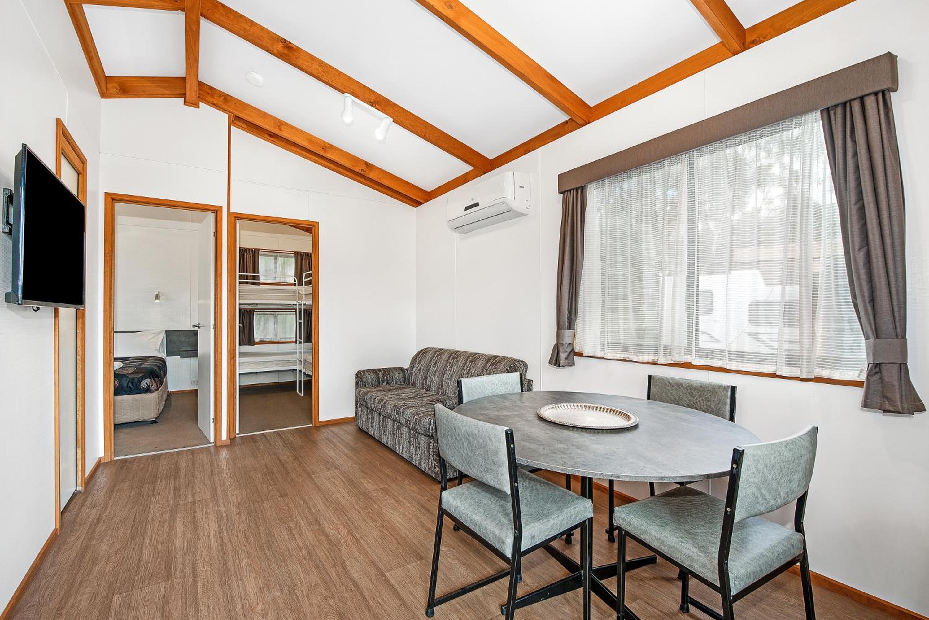 Golden Country Motel and Caravan Park