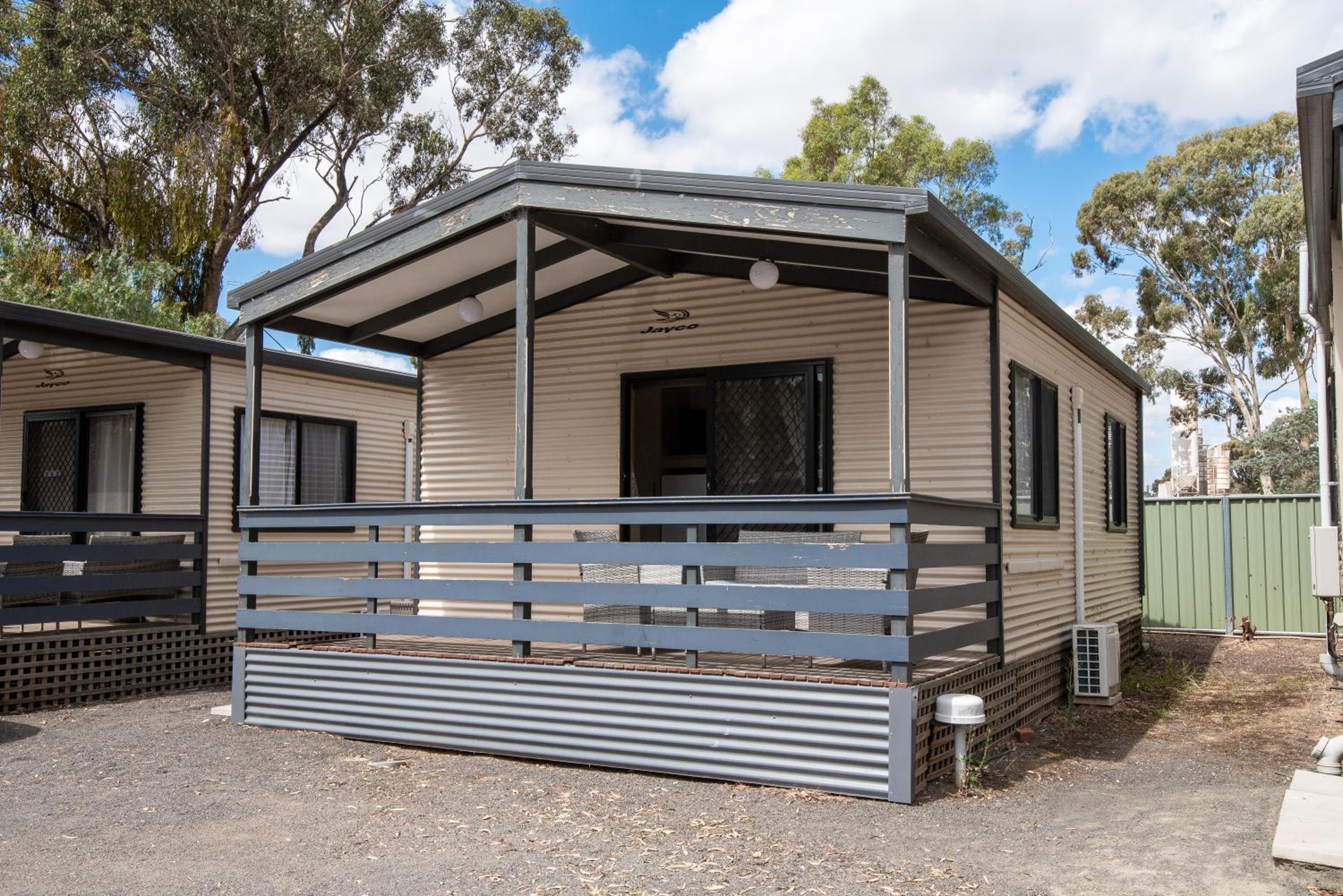 Golden Country Motel and Caravan Park