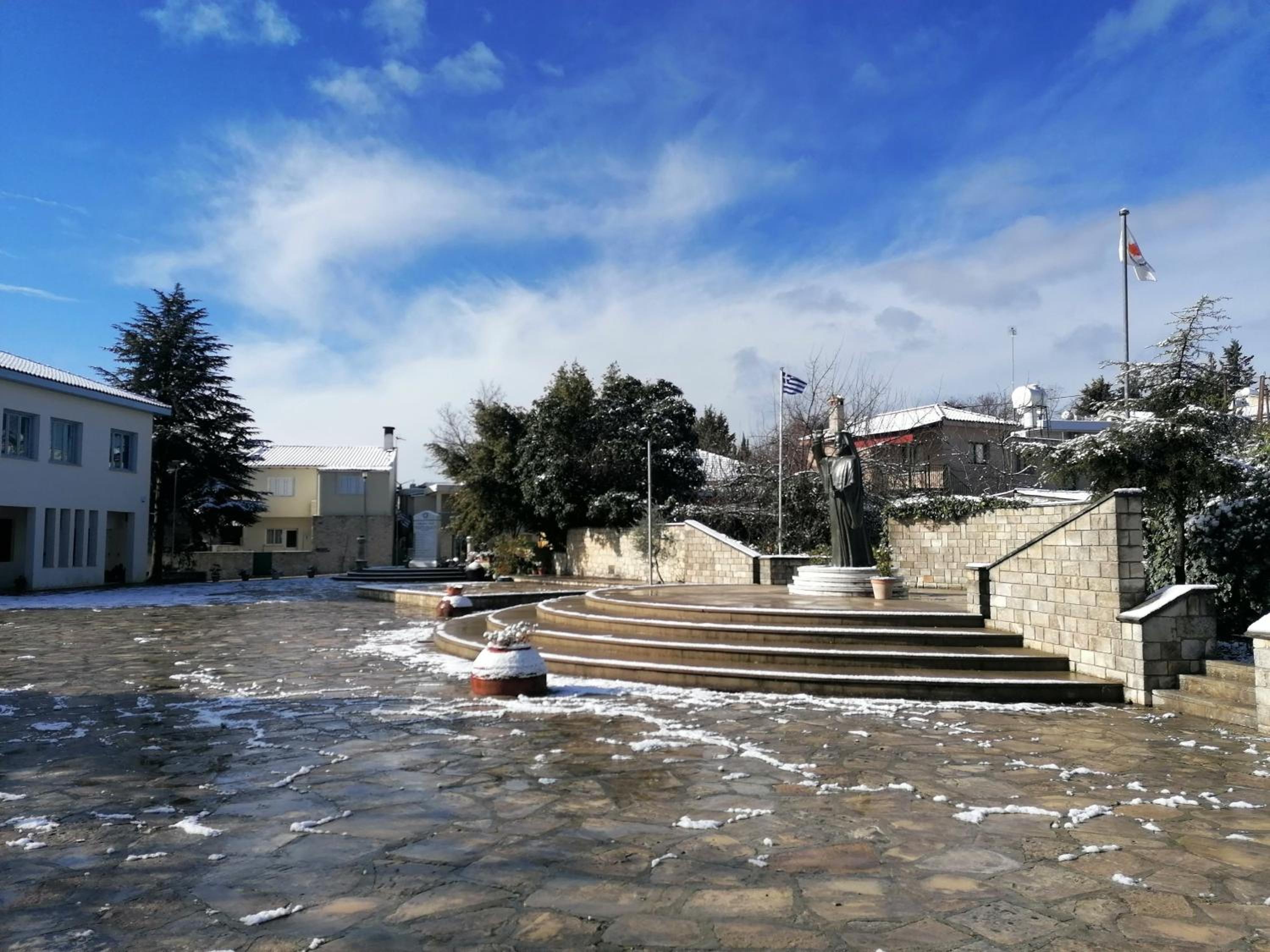 LAOUTARIS INN