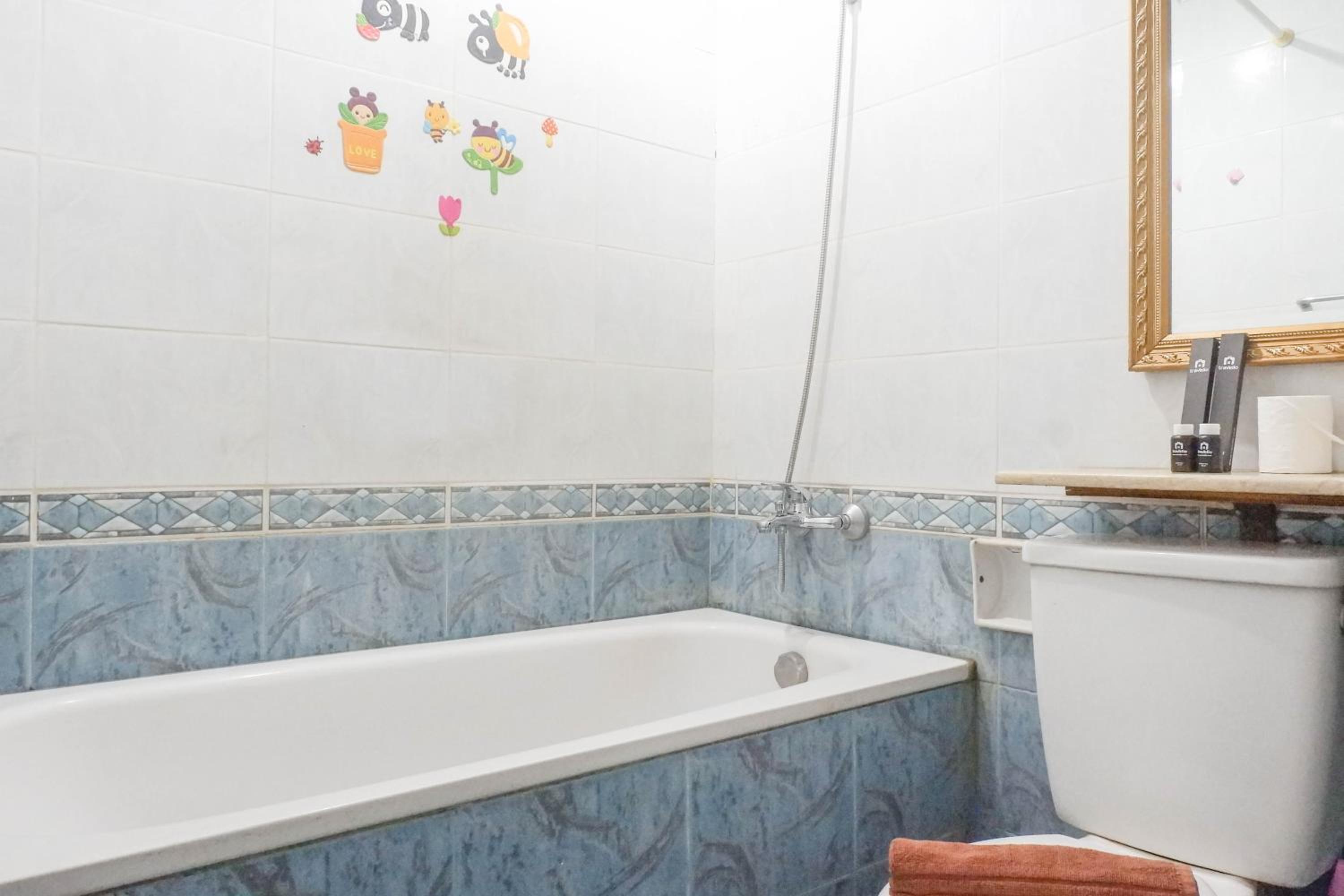 Spacious Classic 1BR Apartment at Taman Beverly By Travelio, Putat-gede - 14