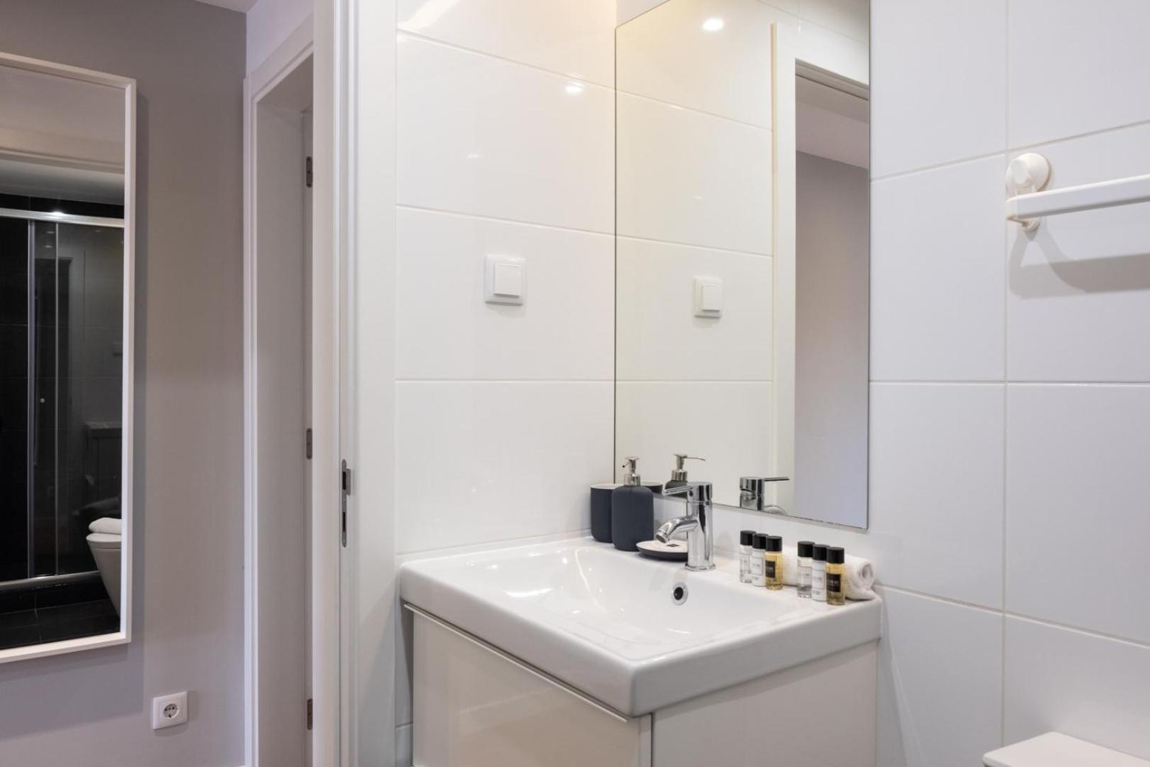 Bright & Central Apartment by LovelyStay view 5
