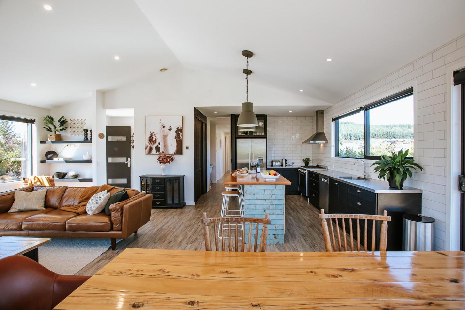 Minaret Ridge - Family Friendly - Sleeps 8 - Mountain Views - Close to Lake view 4